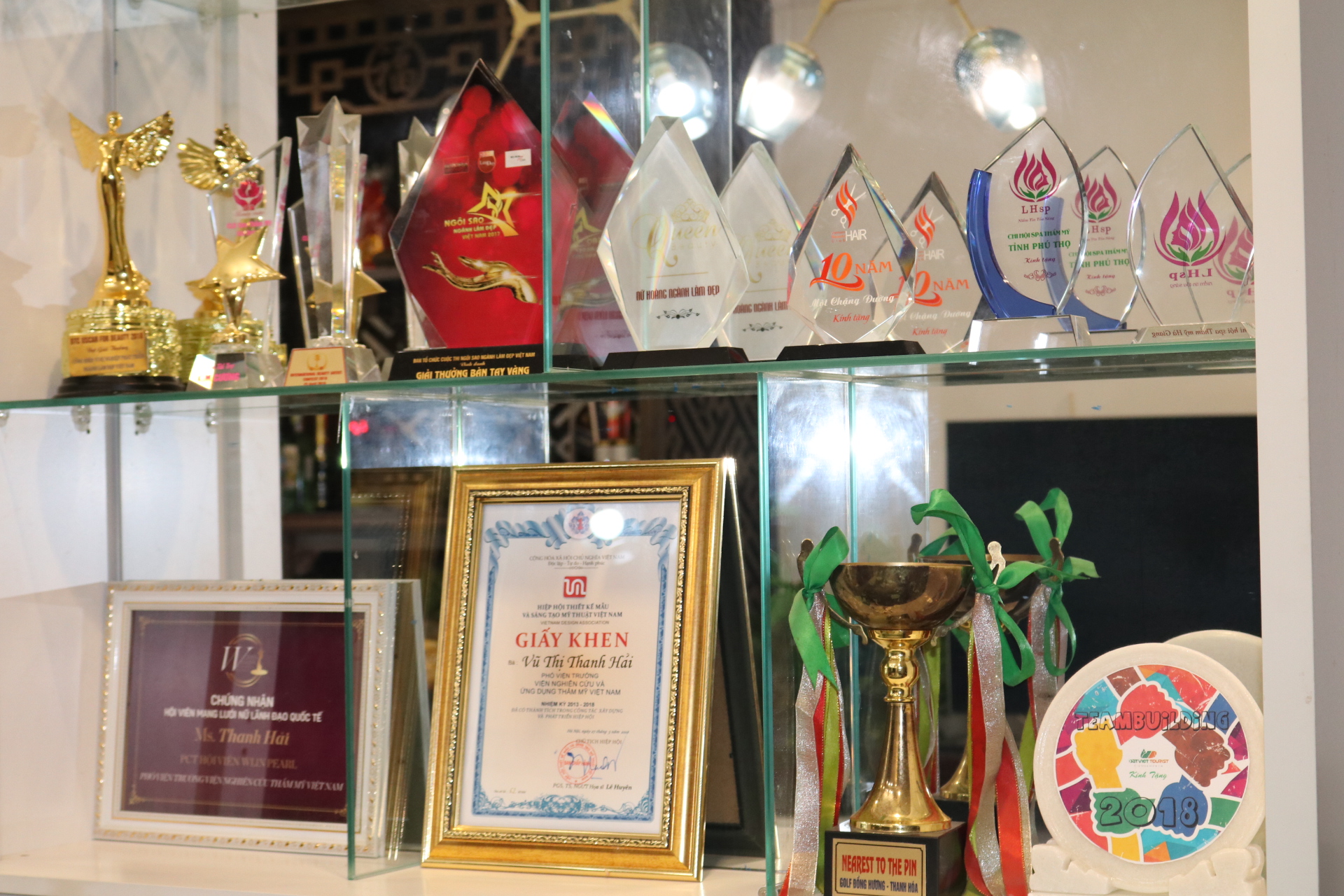Bộ sưu tập những giải thưởng trong các hoạt động kinh doanh và sinh hoạt cộng đồng. (Ảnh: PV/Vietnam+)