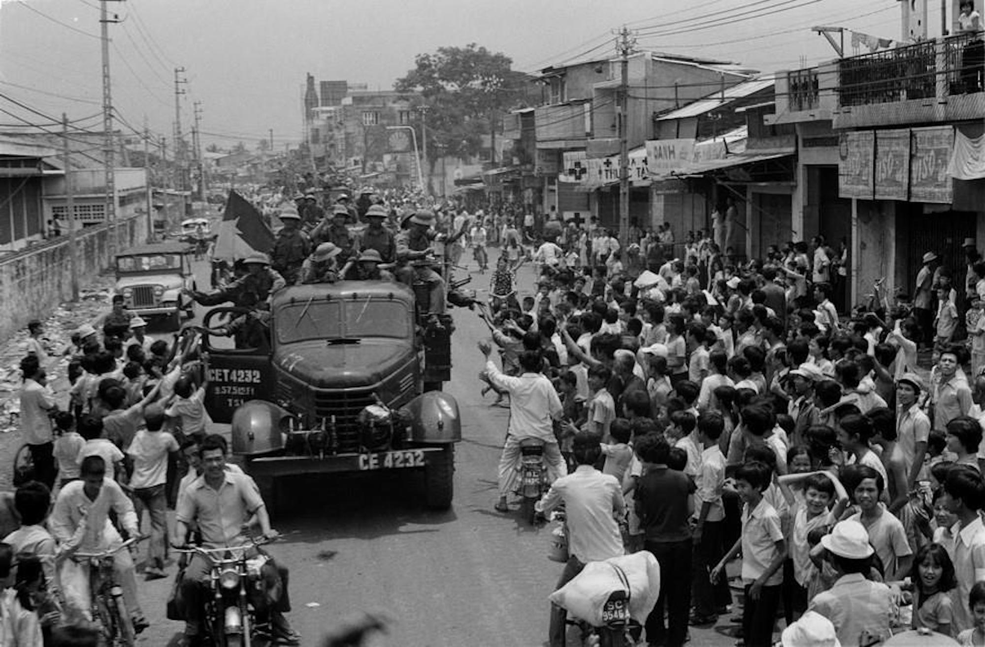 Nhân dân Sài Gòn đổ ra đường, nồng nhiệt chào đón quân giải phóng tiến vào thành phố. (Ảnh: TTXVN)