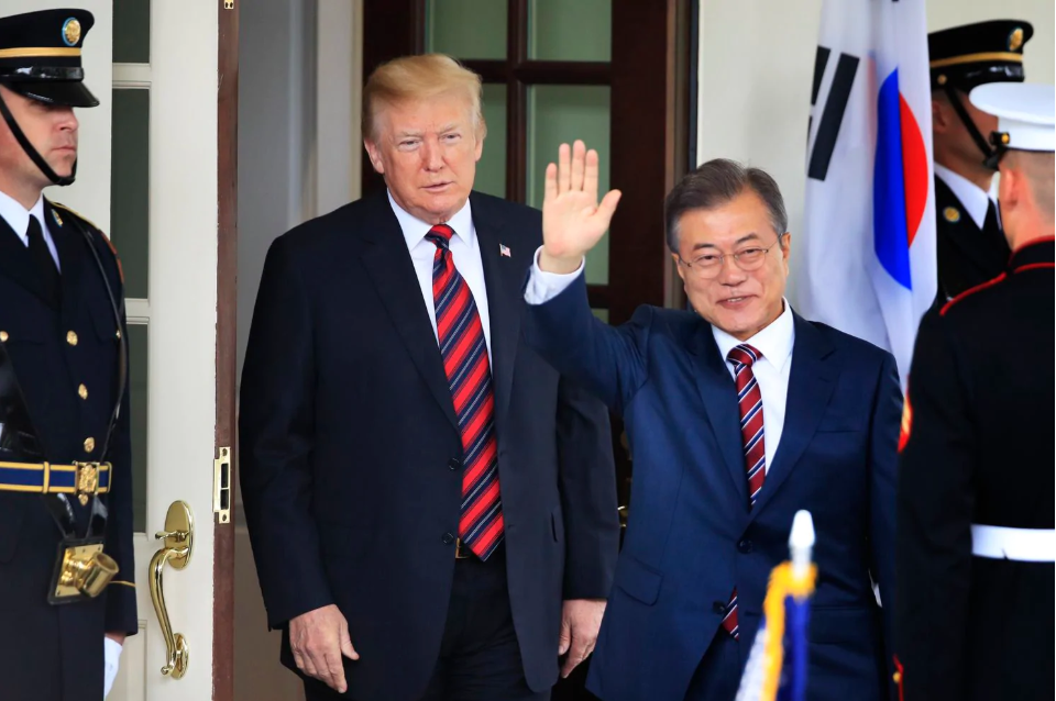 Tổng thống Hàn Quốc Moon Jae-in và Tổng thống Trump ở Nhà Trắng trong chuyến thăm Mỹ ngày 18/5/2018. (Nguồn: AP)