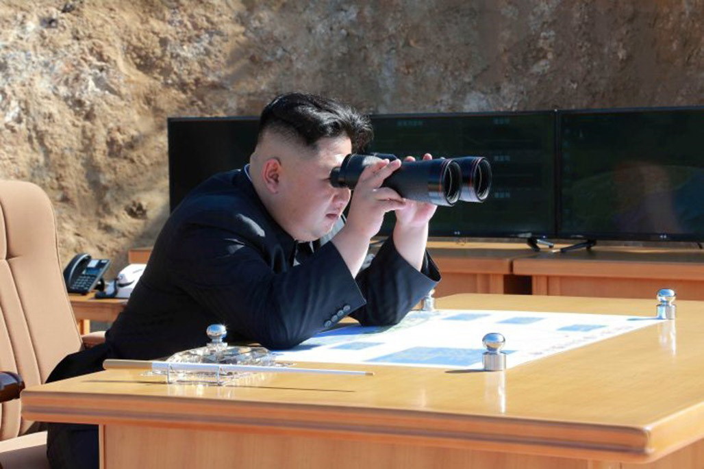 Nhà lãnh đạo Triều Tiên Kim Jong-un thị sát một buổi phóng thử tên lửa đạn đạo liên lục địa Hwasong-14 tại Bình Nhưỡng. (Ảnh: Reuters/TTXVN)