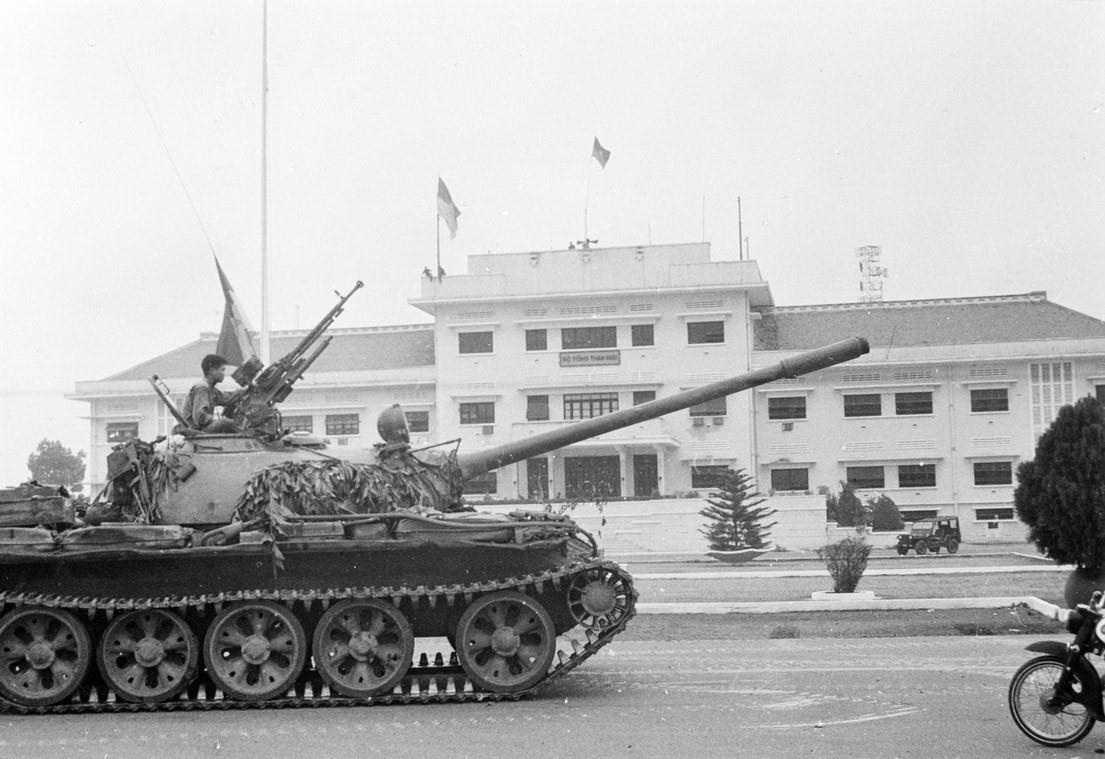 Lá cờ cách mạng tung bay trên nóc trụ sở Bộ Tổng tham mưu Ngụy quyền Sài Gòn lúc 11 giờ 30 phút ngày 30/4/1975. (Ảnh: TTXVN)
