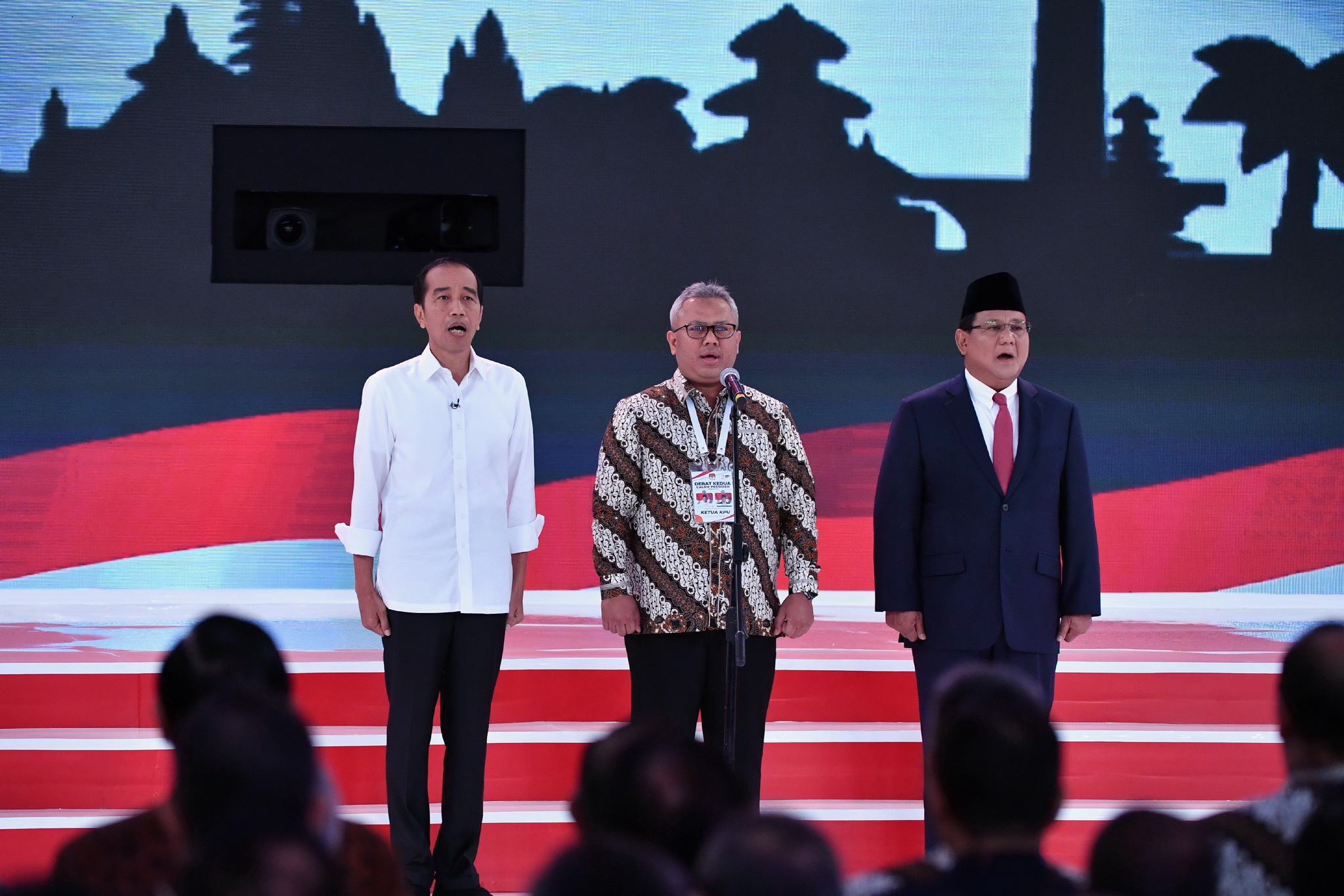 Đương kim Tổng thống Indonesia Joko Widodo (trái) và ứng cử viên Prabowo Subianto (phải) tại cuộc tranh luận lần thứ 2 ở Jakarta, Indonesia ngày 17/2. (Ảnh: AFP/TTXVN)