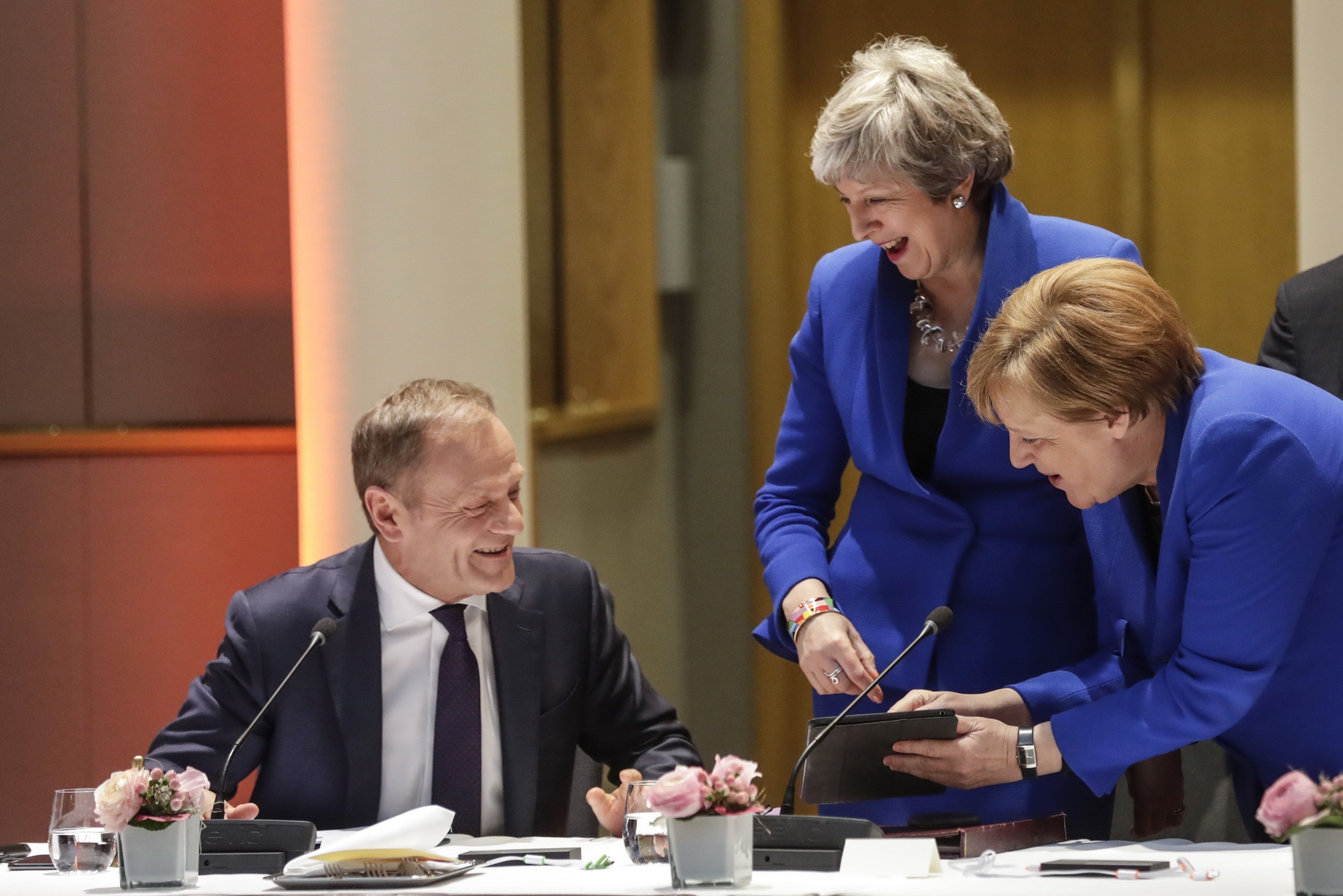 Thủ tướng Anh Theresa May (giữa), Chủ tịch Hội đồng châu Âu Donald Tusk (trái) và Thủ tướng Đức Angela Merkel tại hội nghị thượng đỉnh bất thường của EU về Brexit ở Brussels (Bỉ) ngày 10/4/2019. (Ảnh: AFP/TTXVN)