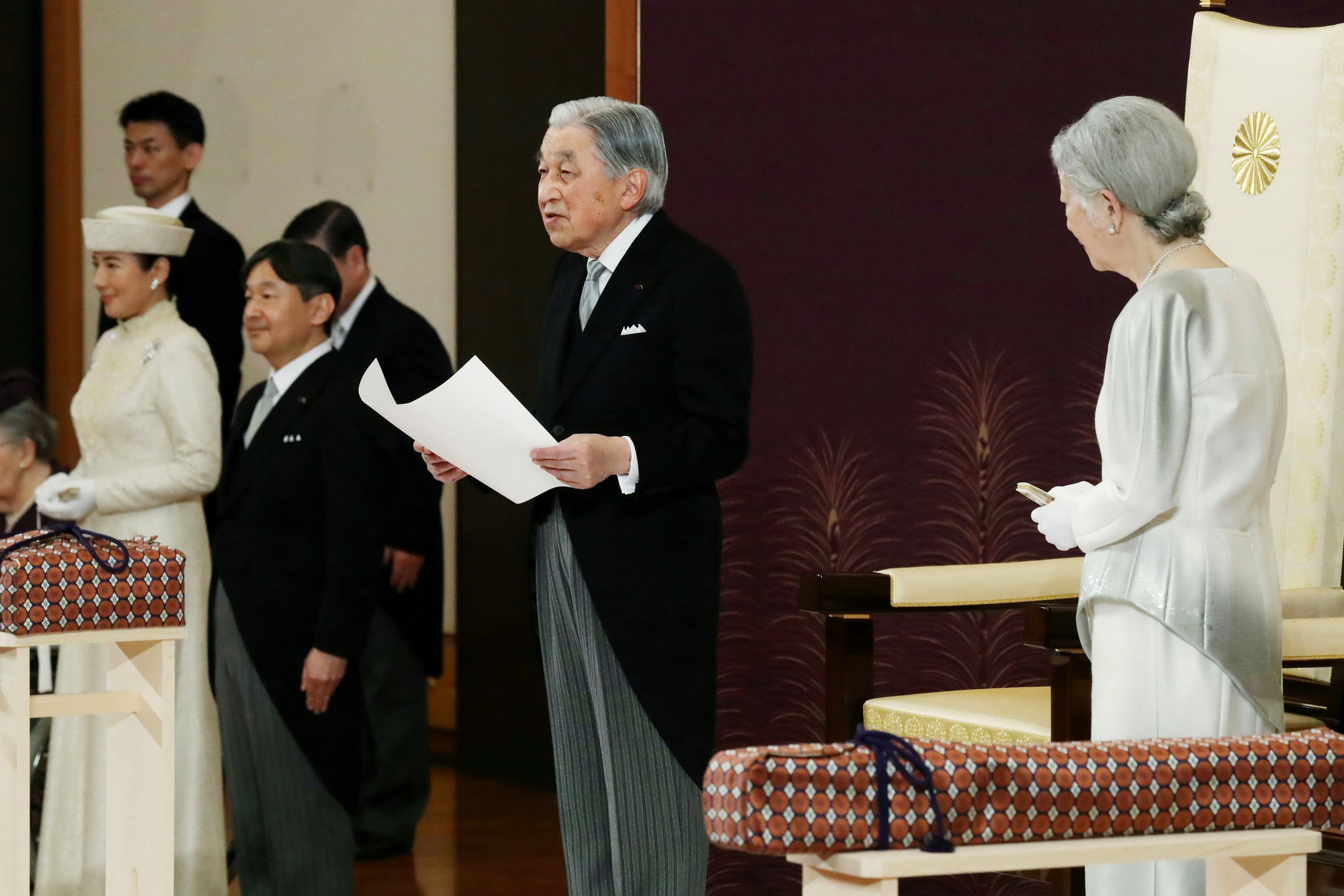 Nhật Hoàng Akihito (giữa), Hoàng hậu Michiko (phải) cùng các thành viên Hoàng gia tại lễ thoái vị trong Hoàng cung ở Tokyo ngày 30/4/2019. (Ảnh: AFP/TTXVN)