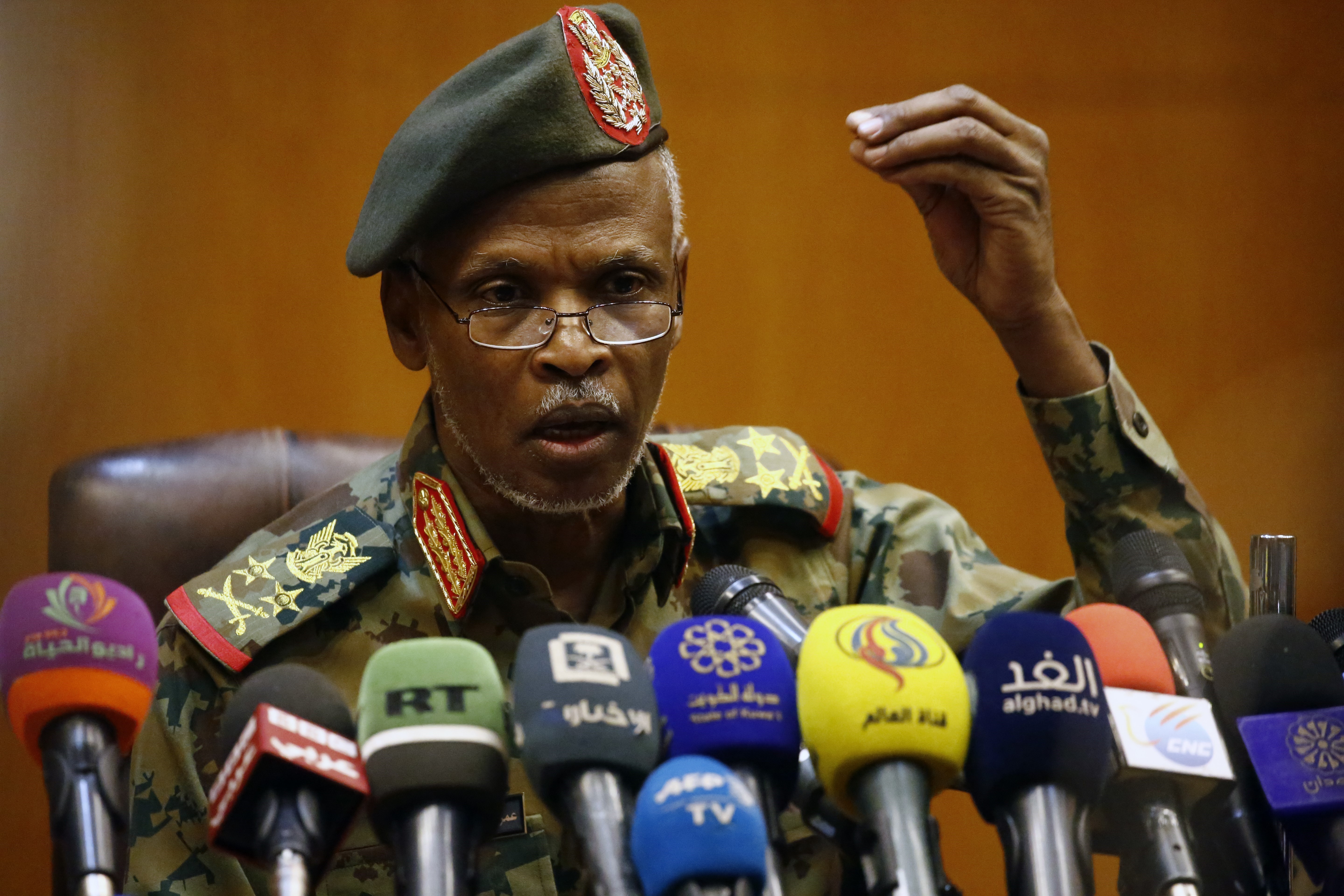Người đứng đầu ủy ban chính trị của Hội đồng quân sự chuyển tiếp Sudan, ông Omar Zeinalabdin, trong cuộc họp báo tại Khartoum ngày 12/4/2019. (Nguồn: AFP/TTXVN)