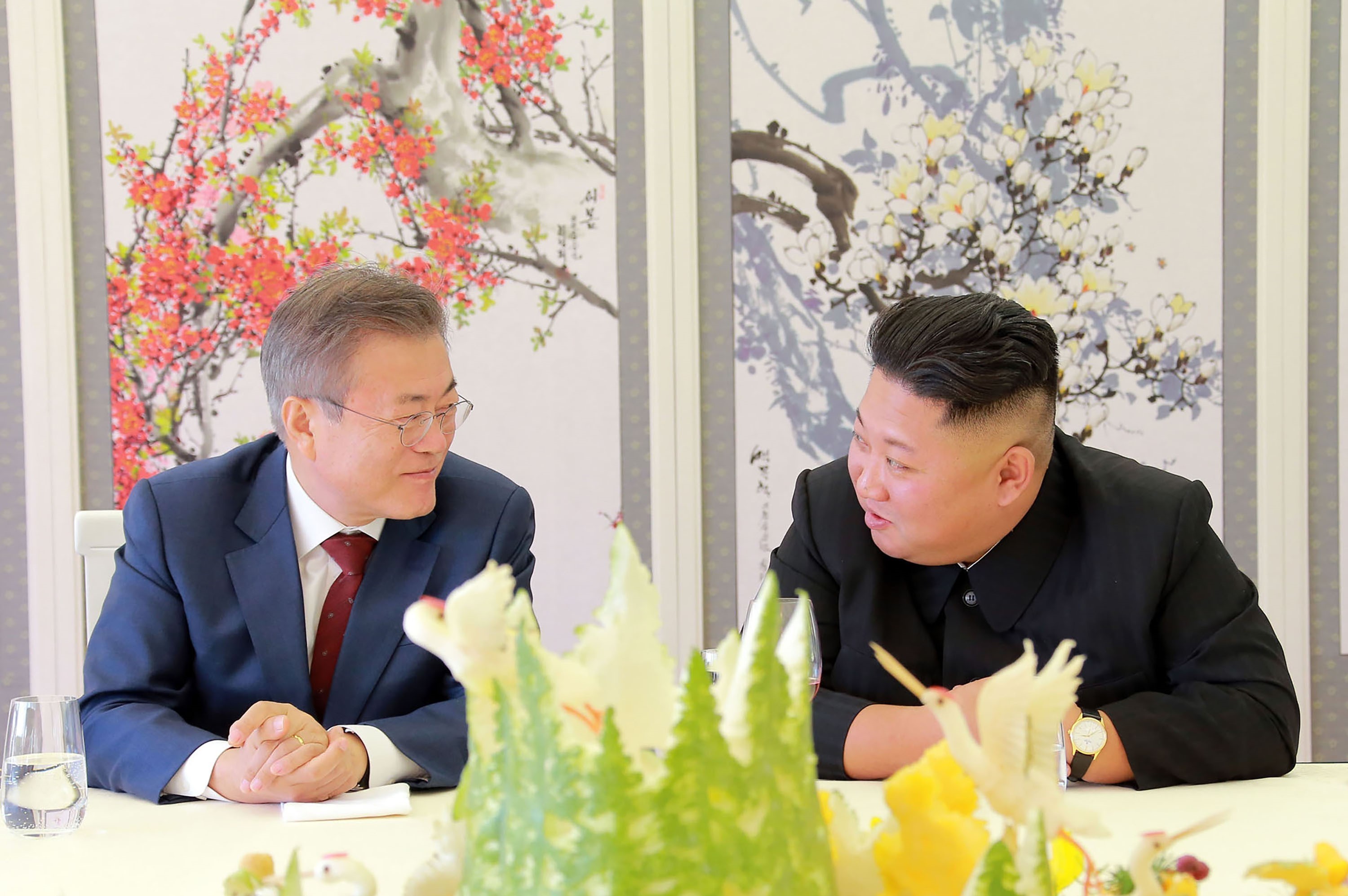 Ảnh tư liệu: Nhà lãnh đạo Triều Tiên Kim Jong-un (phải) và Tổng thống Hàn Quốc Moon Jae-in trong cuộc gặp tại Samjiyon, Triều Tiên ngày 20/9/2018. (Nguồn: AFP/TTXVN)