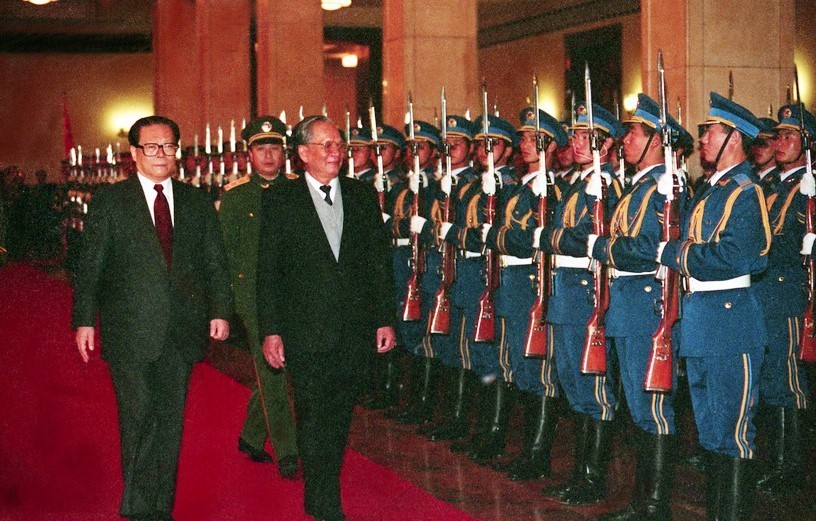 Chủ tịch nước Lê Đức Anh và Chủ tịch Trung Quốc Giang Trạch Dân duyệt đội danh dự tại Lễ đón ở Đại Lễ đường nhân dân, thủ đô Bắc Kinh, ngày 9/11/1993, trong chuyến thăm hữu nghị chính thức Trung Quốc từ 9-15/11/1993. (Ảnh: Cao Phong/TTXVN)