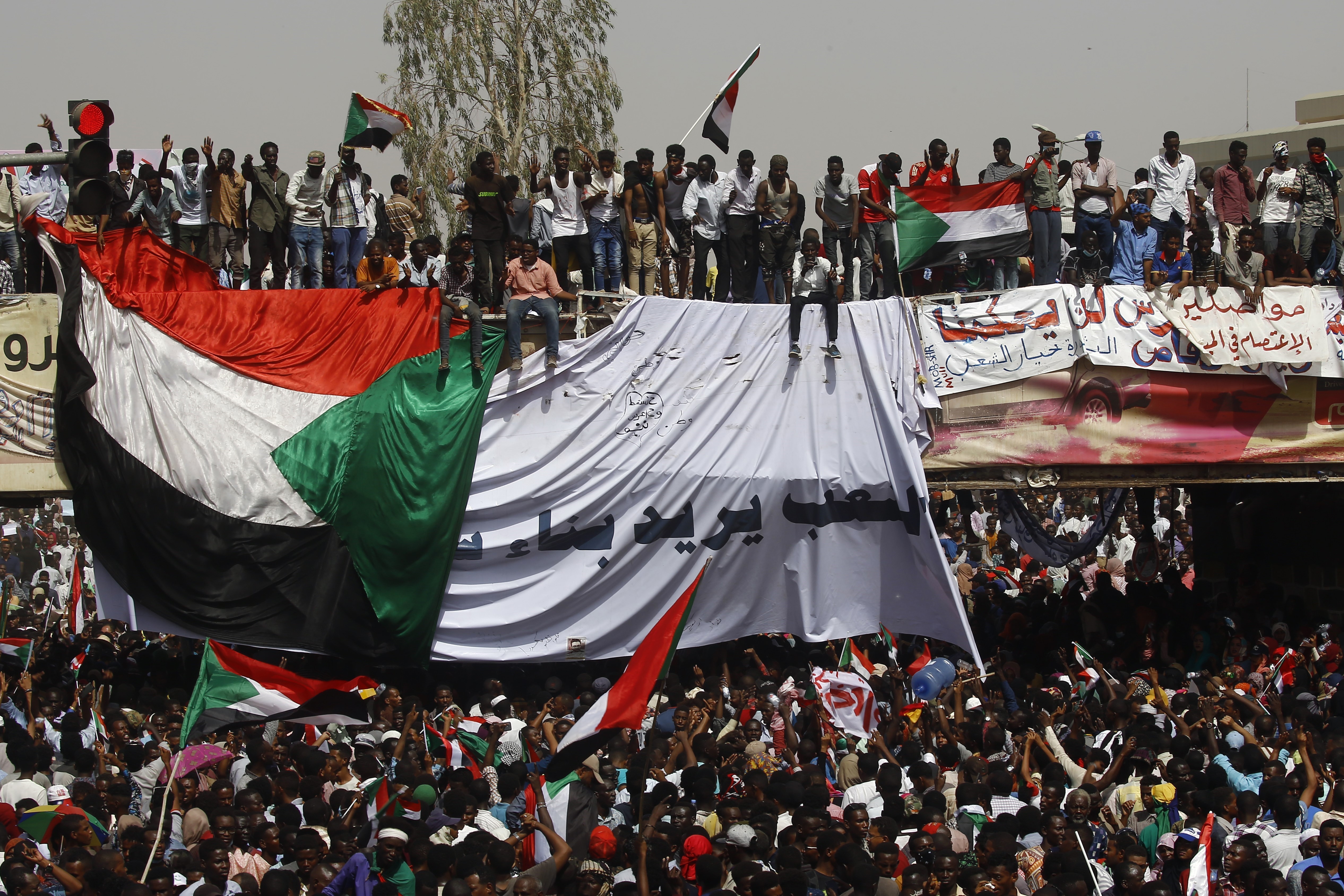 Người biểu tình Sudan tập trung trên đường phố thủ đô Khartoum sau khi Tổng thống nước này, ông Omar al-Bashir bị quân đội bắt giữ, ngày 11/4/2019. (Nguồn: AFP/TTXVN)