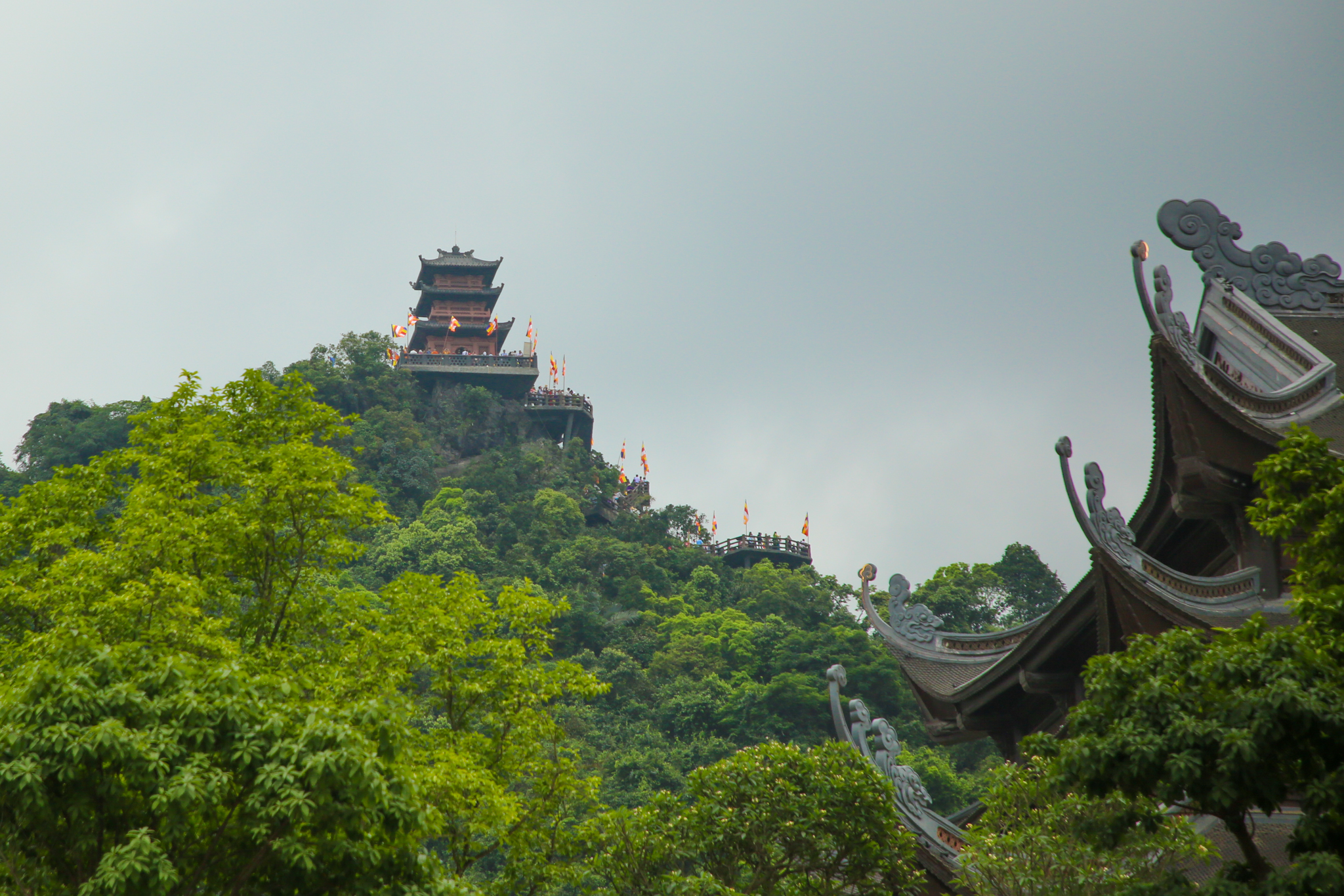 Chùa Ngọc nằm trong quần thể rộng lớn của chùa Tam Chúc được thi công bởi các nghệ nhân Ấn Độ.