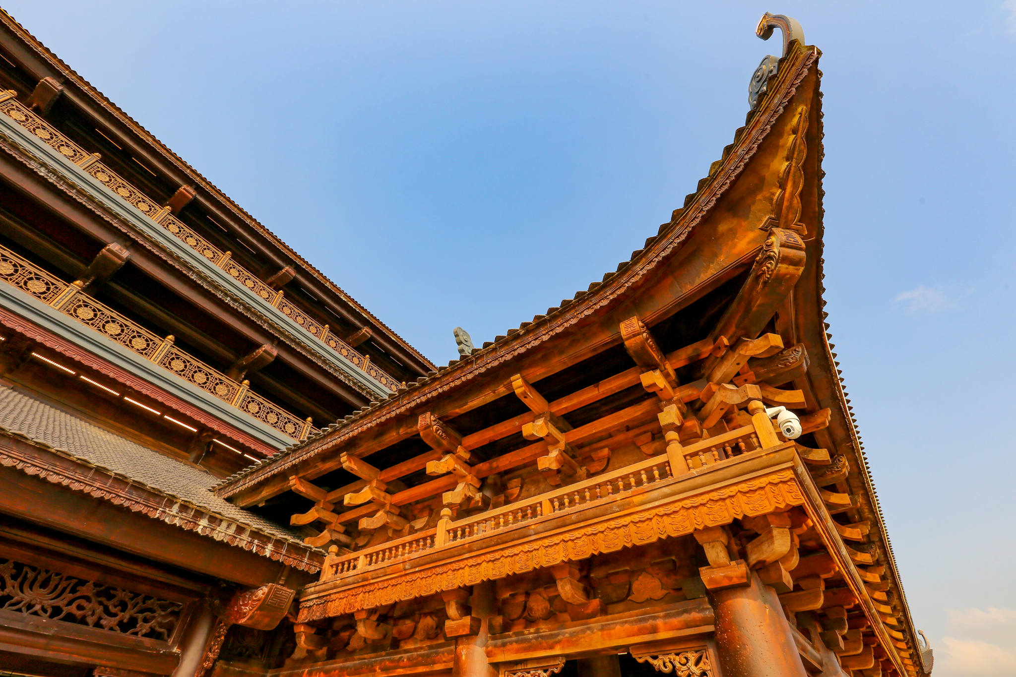Các mái chùa được thiết kế mang kiến trúc đình chùa Việt. 