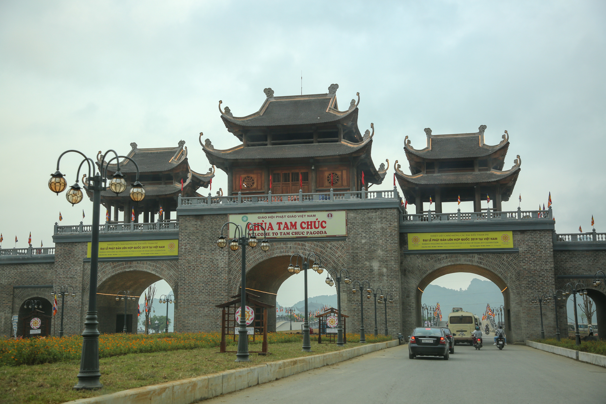 Cổng Tam Quan đi vào chùa Tam Chúc.