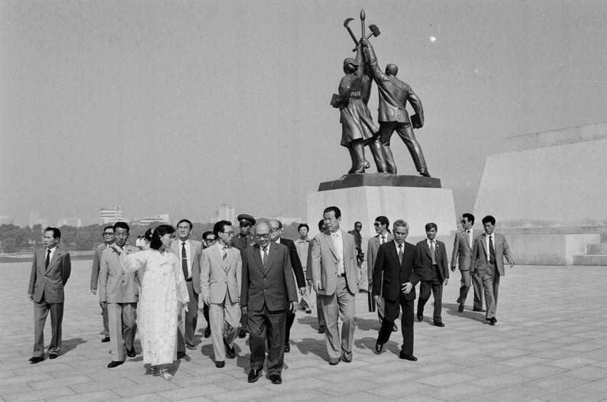 El presidente del Consejo de Estado vietnamita Vo Chi Cong visitó en 1988 la Torre de Juche en Pyongyang. (Foto: Minh Dien)