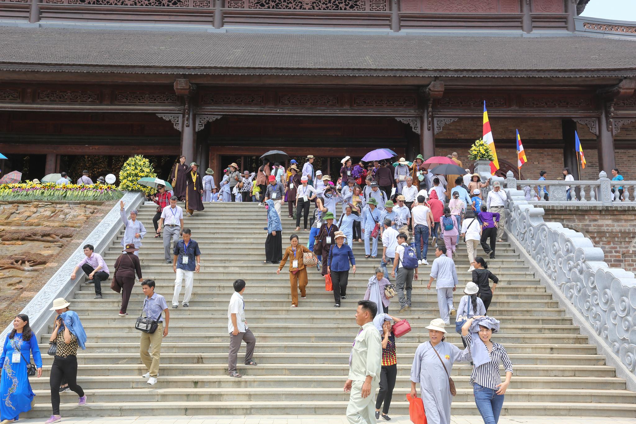 Điện Tam Thế có chiều cao 39m, diện tích sàn 5.400m², đủ chỗ cho 5.000 Phật tử cùng hành lễ.