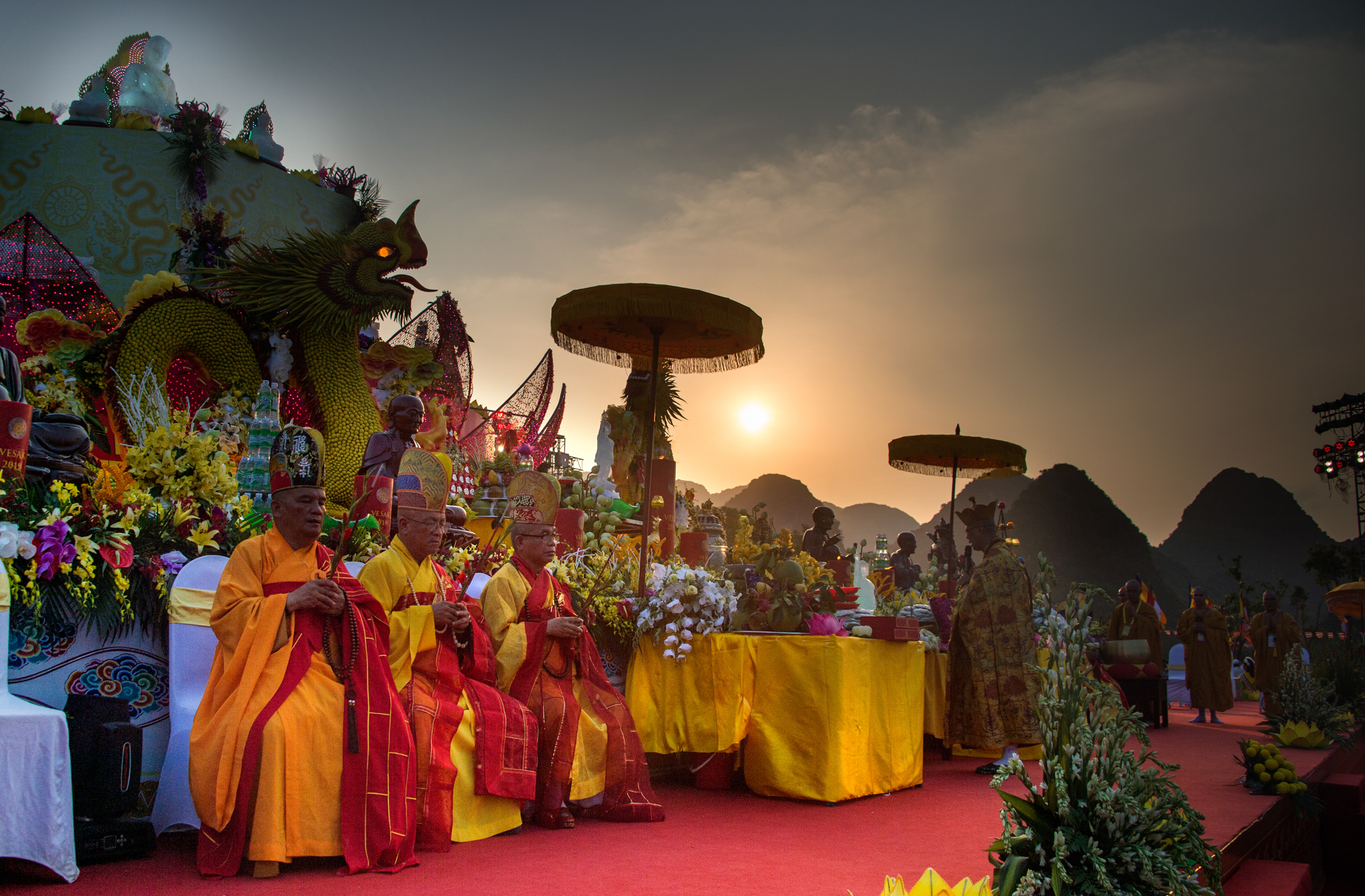Các hòa thượng, chư tăng đã cùng với hàng ngàn Phật tử làm lễ cầu nguyện Quốc thái dân an.