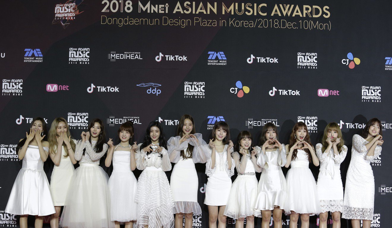 Các thành viên của nhóm nhạc nữ Hàn Quốc Izone trên thảm đỏ của sự kiện Mnet Asian Music Awards 2018. (Ảnh: AP) 