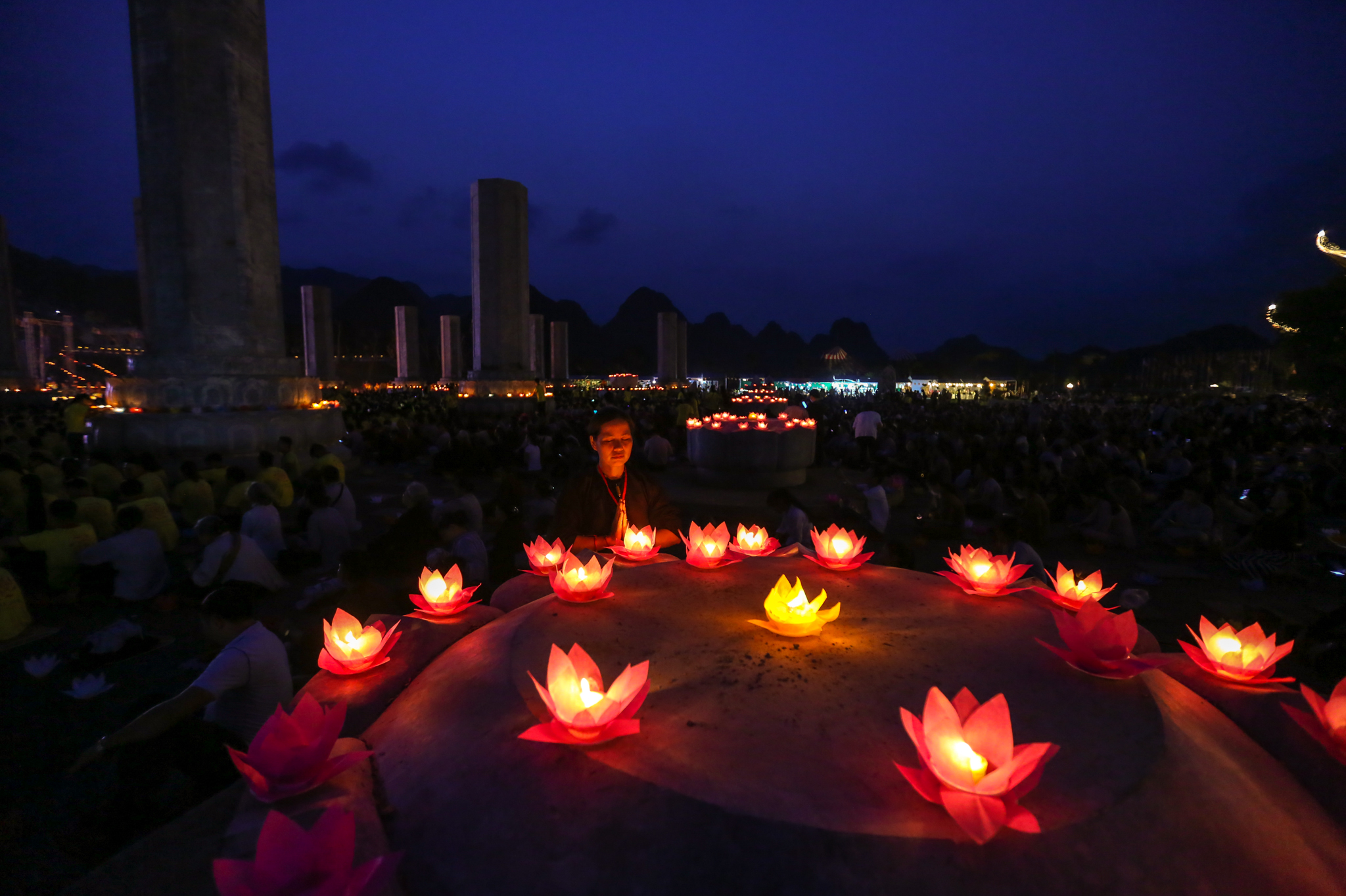 Lễ hội hoa đăng cầu nguyện hòa bình thế giới thu hút hơn 5 vạn Phật tử tham gia, có 200 tăng ni và 10.000 Phật tử ngồi thiền, tụng kinh cầu nguyện.