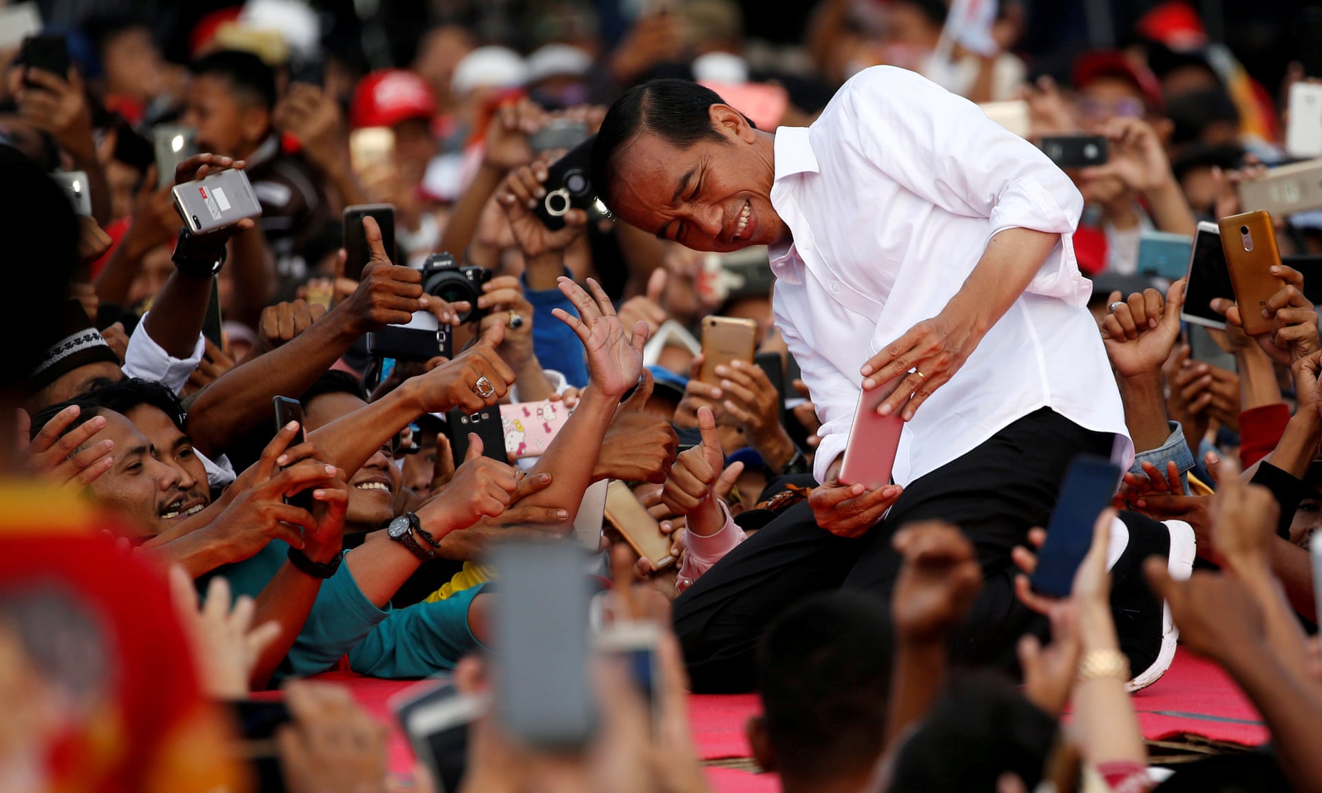 Tổng thống Joko Widodo chụp ảnh chung với những người ủng hộ. (Nguồn: Reuters)