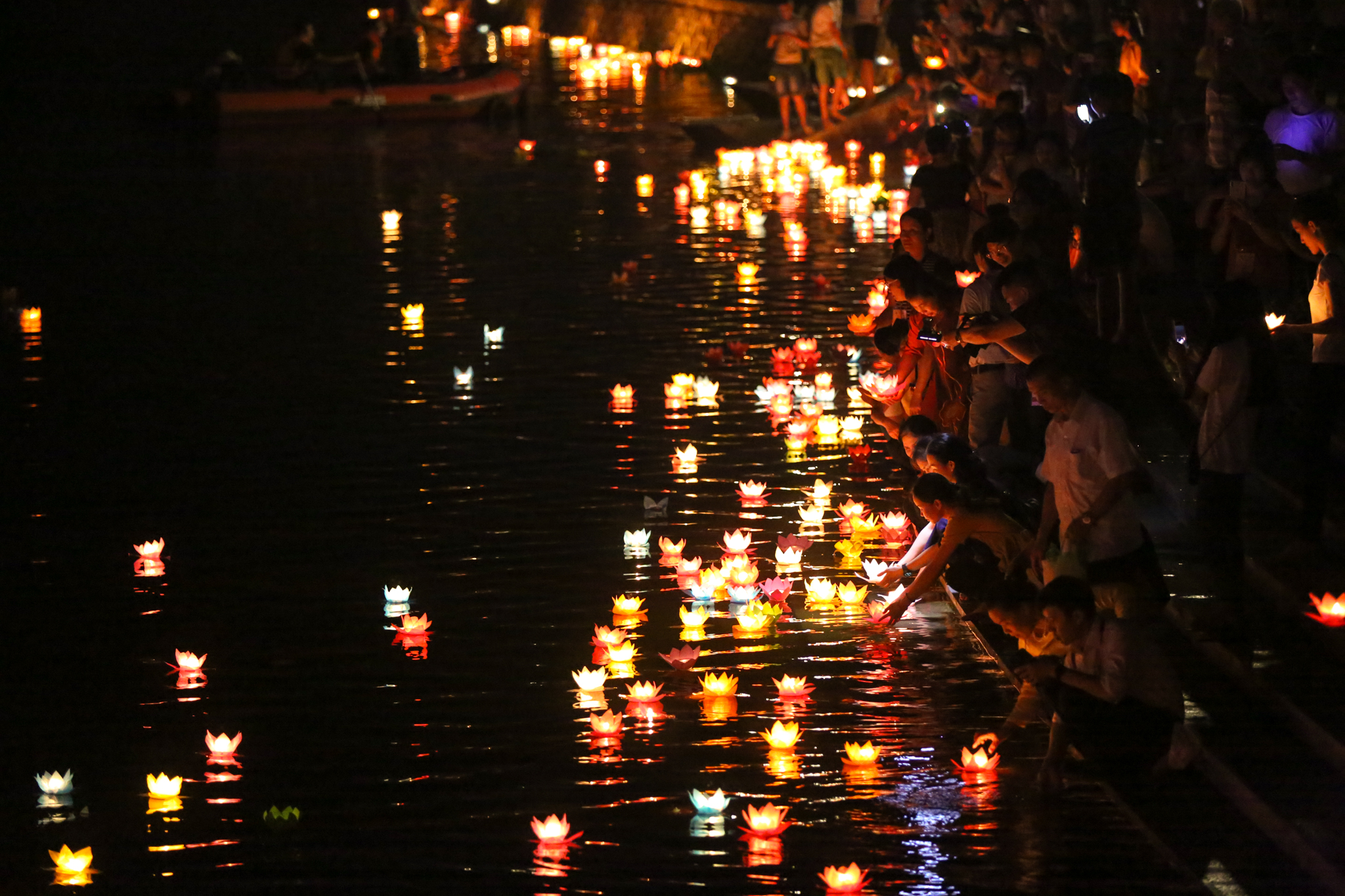 Buổi lễ kết thúc nhưng vẫn còn hàng ngàn Phật tử mang hoa đăng thả xuống hồ cầu nguyện. 
