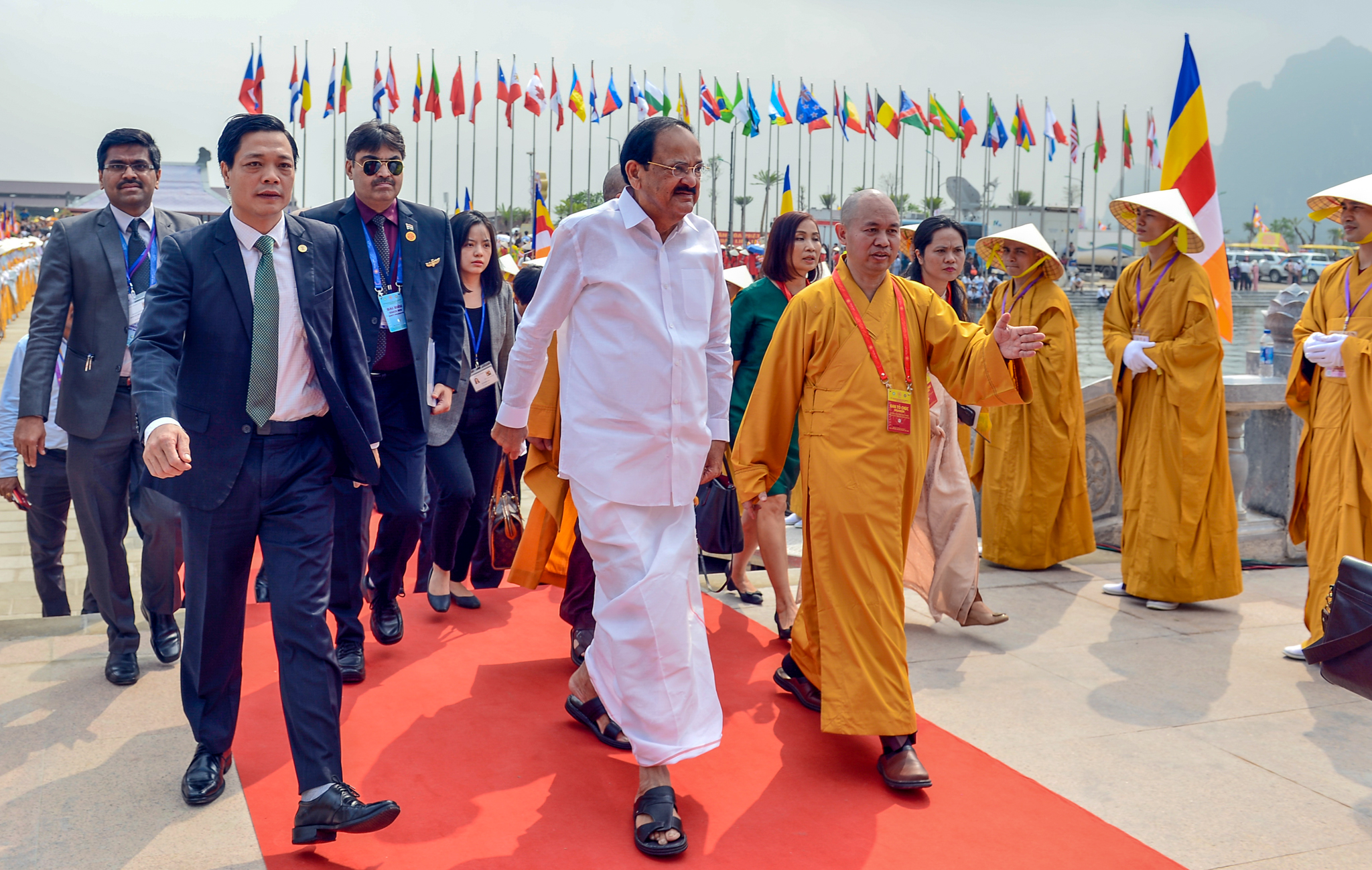 Nhiều lãnh đạo cấp cao các nước đến tham dự Vesak 2019 tại Việt Nam như: Phó Tổng thống Ấn Độ, Tổng thống Myanmar, Thủ tướng Nepal, Chủ tịch Thượng viện Bhutan, Phó Tổng Thư ký Liên Hợp Quốc...