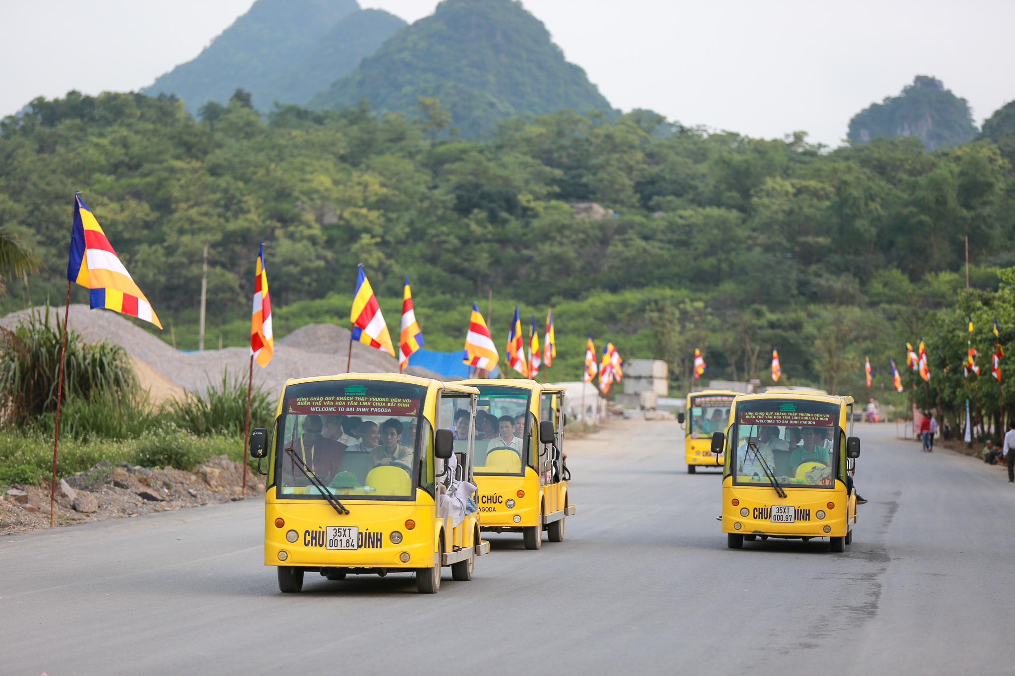 Để tham quan hết quần thể chùa Tam Chúc, du khách sẽ phải mất cả ngày di chuyển bằng xe điện hoặc đi bộ. 