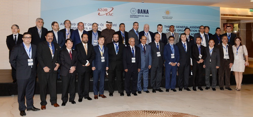 El director general de la VNA, Nguyen Duc Loi (primero y tercero desde la izquierda) se tomó una foto con delegados de la XVI reunión del Comité Ejecutivo de la OANA, el 18 de noviembre de 2016 en Bakú (Azerbaiyán). (Foto: VNA)