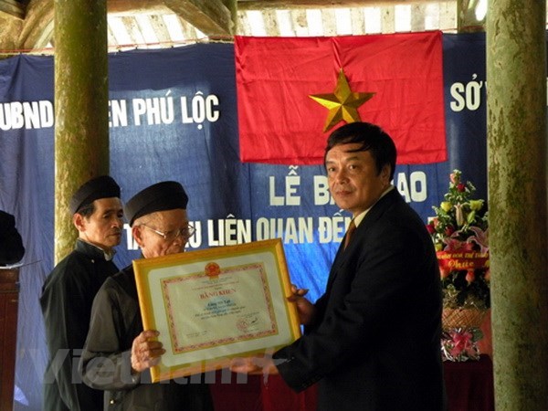 Autoridades de la provincia de Thua Thien-Hue transfieren los documentos reales a la cancillería de Vietnam. (Fuente: VietnamPlus)