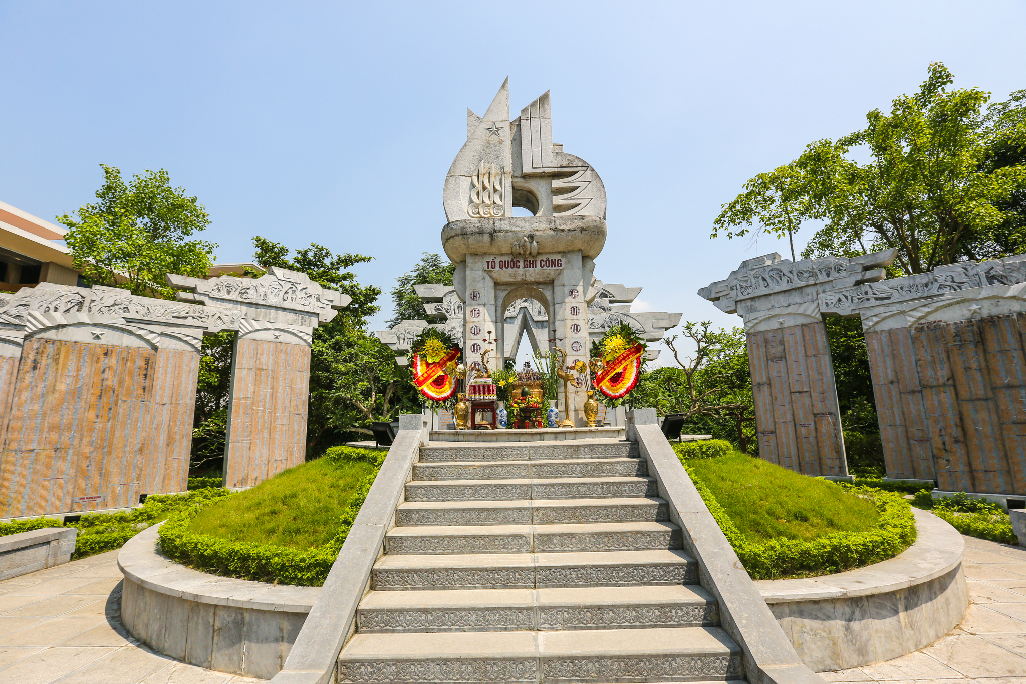 Bảo tàng có khuôn viên rộng trên 20.000m2, nằm ở phía Tây thủ đô Hà Nội. 