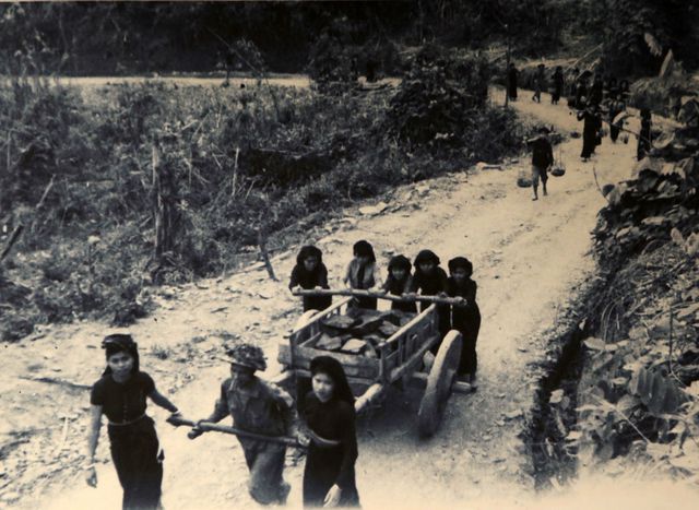 Cảnh bộ đội công binh và dân công làm đường từ Tuần Giáo vào Điện Biên năm 1953. (Nguồn: Bảo tàng Lịch sử Quân sự Việt Nam)
