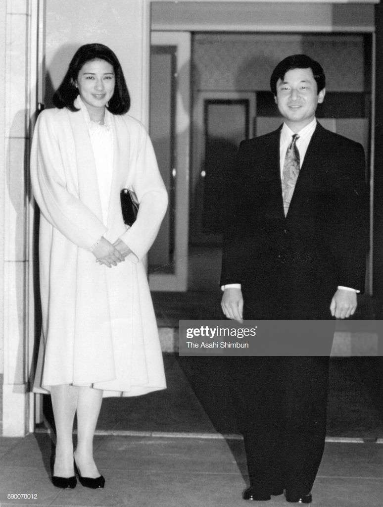 Cả công chúng và giới truyền thông đều vui mừng khi người phụ nữ trẻ thông minh và xinh đẹp trở thành vị hôn thê của Hoàng tử Naruhito. (Nguồn: Getty Images)