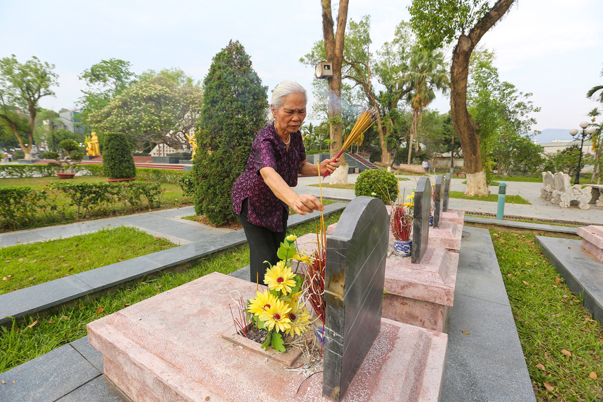 Bà Hoàn đã 83 tuổi nhưng năm nào cũng cùng cả gia đình cũng vượt gần 600km từ Hà Nội để làm giỗ cho anh trai của mình. (Ảnh: Lê Minh Sơn/Vietnam+)