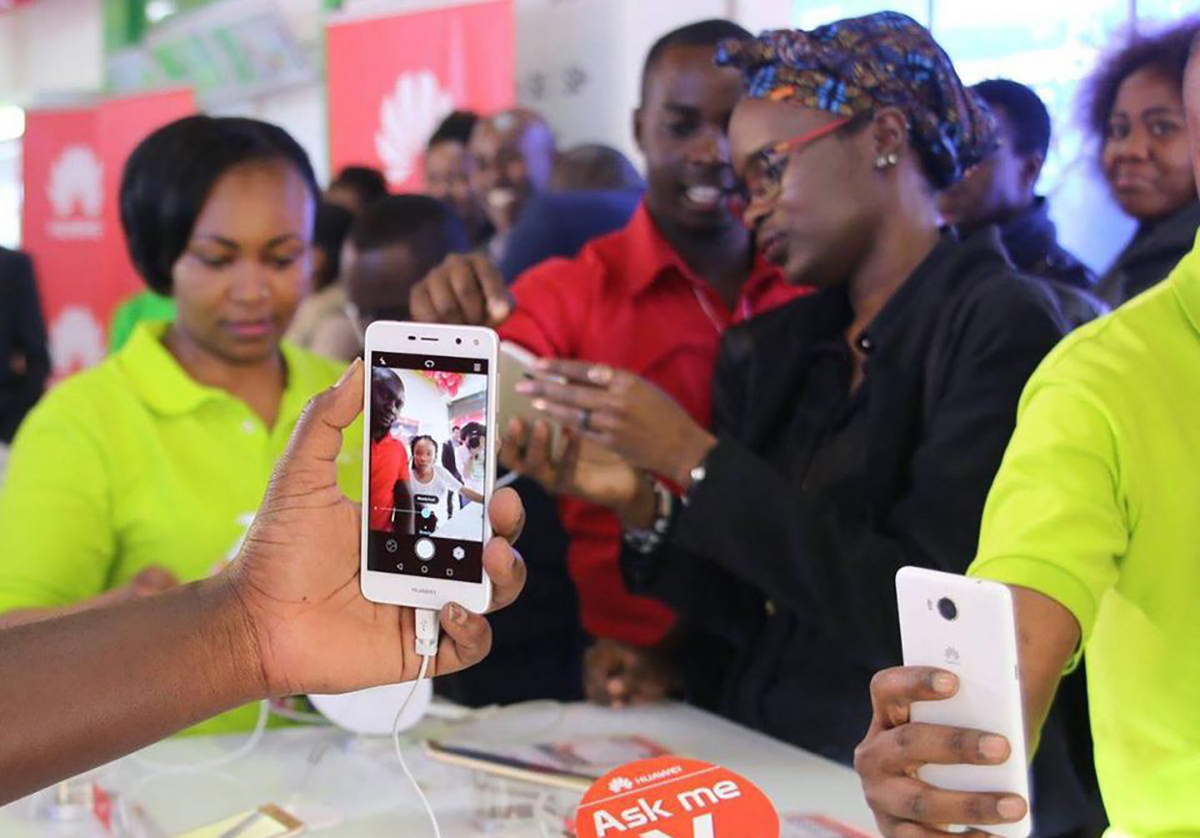 Người tiêu dùng Kenya đi xem, mua điện thoại Huawei. (Nguồn: Huawei)