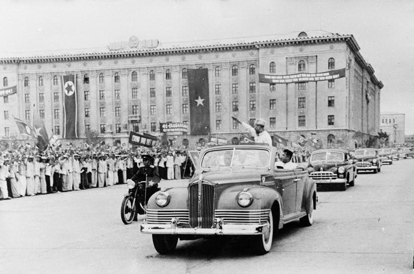 1956年7月8日，首都平壤人民热烈欢迎胡志明主席率领越南党和国家高级代表团到访。（图自越通社）