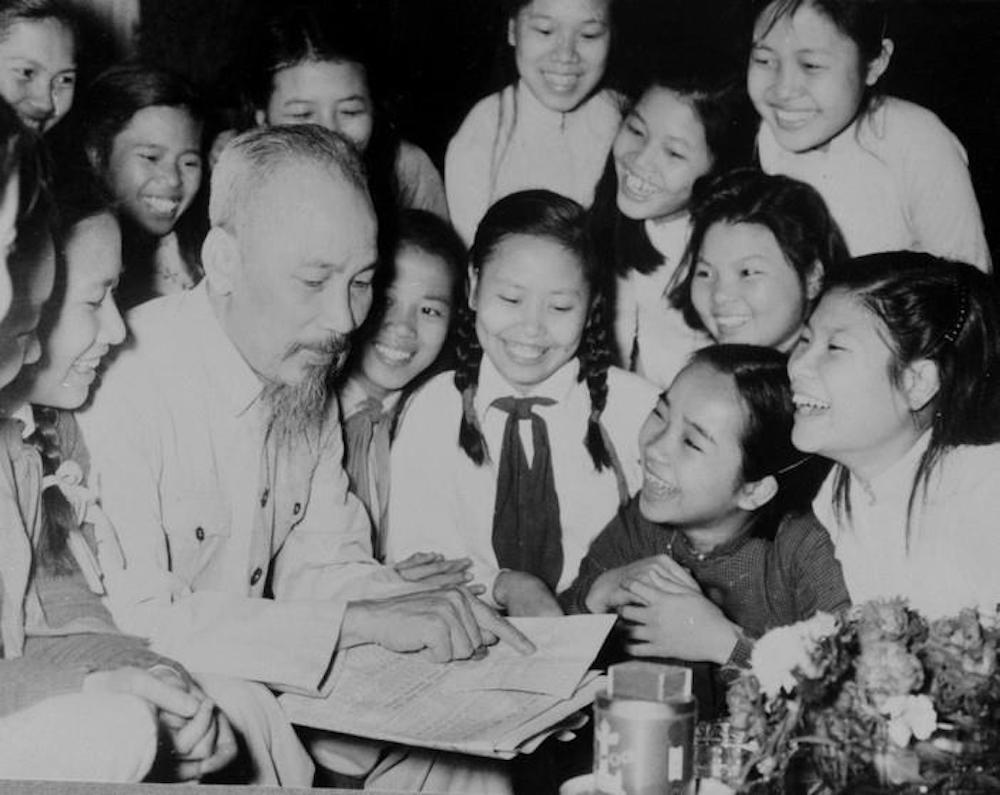 Đoàn học sinh Trường Trung học Trưng Vương (Hà Nội) đến chúc mừng sinh nhật Chủ tịch Hồ Chí Minh (19/5/1956). (Ảnh: TTXVN)