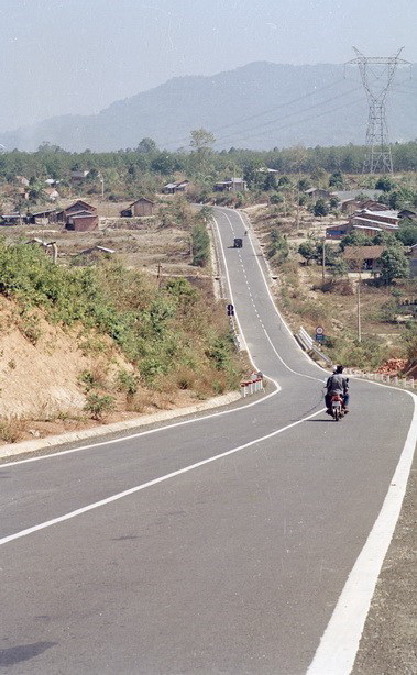 Tuyến đường Hồ Chí Minh, đoạn qua xã Đắc Dục, huyện Ngọc Hồi, tỉnh Kon Tum. (Ảnh: Đình Na/TTXVN)