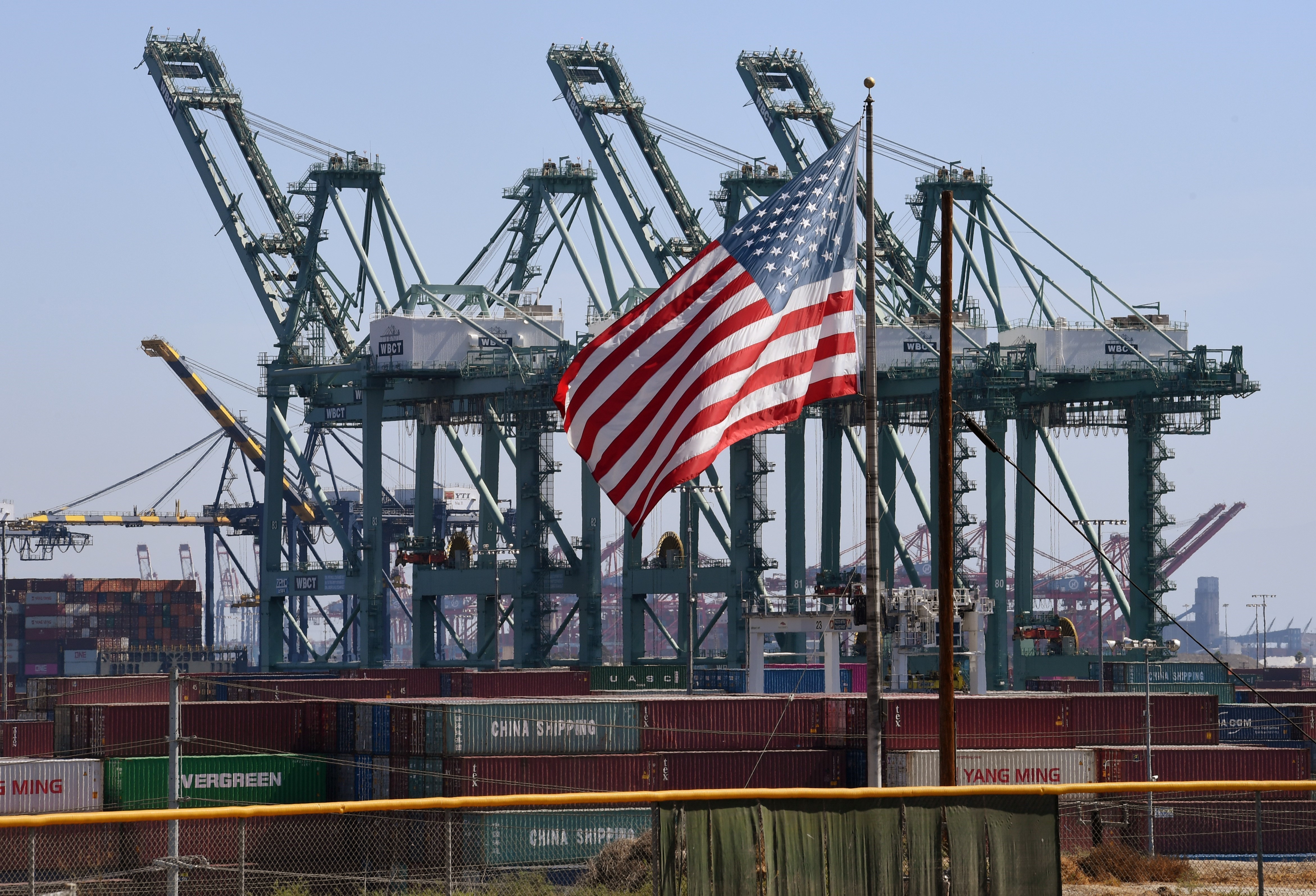 Container hàng Trung Quốc chờ bốc dỡ tại cảng Long Beach, Los Angeles, Mỹ ngày 29/9/2018. (Ảnh: AFP/TTXVN)