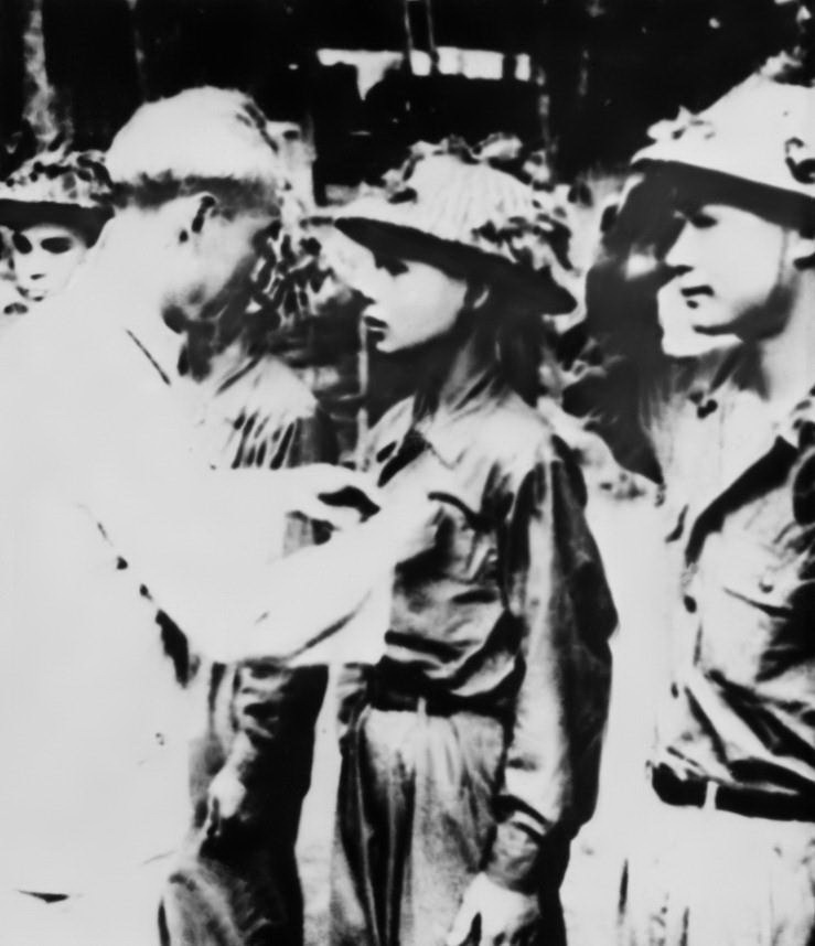 Chủ tịch Hồ Chí Minh tặng huy hiệu ‘Chiến sỹ Điện Biên Phủ’ cho các cán bộ, chiến sĩ lập công xuất sắc trong chiến dịch Điện Biên Phủ. (Ảnh: Tư liệu TTXVN)