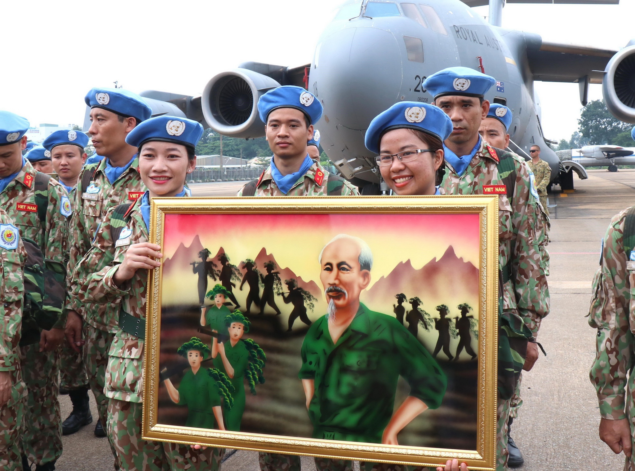 Các sỹ quan, chiến sỹ quân y mang theo bức tranh 'Bác vẫn cùng chúng cháu hành quân' khi lên đường nhận nhiệm vụ gìn giữ hòa bình tại Nam Sudan. (Ảnh: Xuân Khu/TTXVN)