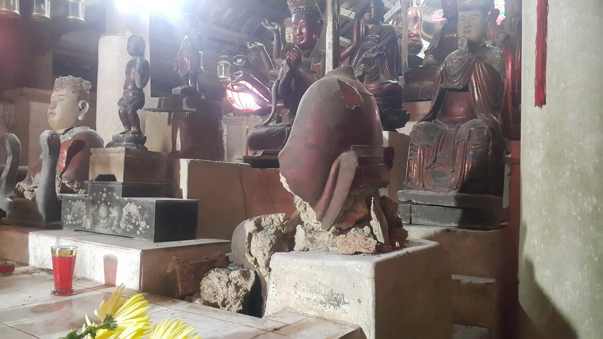 Hệ thống tượng quý làm bằng đất tại chùa Báo Ân, xã Đồng Quang, huyện Quốc Oai đang bị hủy hoại bởi thời tiết và thời gian. (Ảnh: Đinh Thuận/Vietnam+)