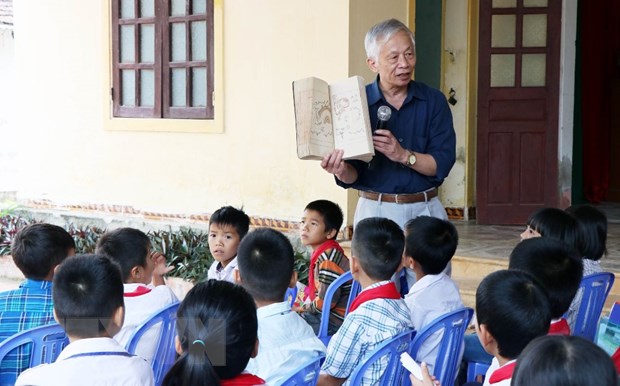 El profesor Phan Huy My presenta el libro a estudiantes en la provincia de Ha Tinh. (Fuente: VNA)