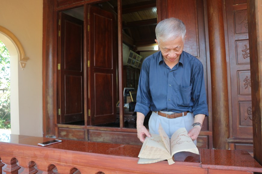 Profesor Nguyen Huy My, sucesor de Nguyen Huy Oanh, desempeña papel importante en la conservación del libro. (Fuente: VNA)