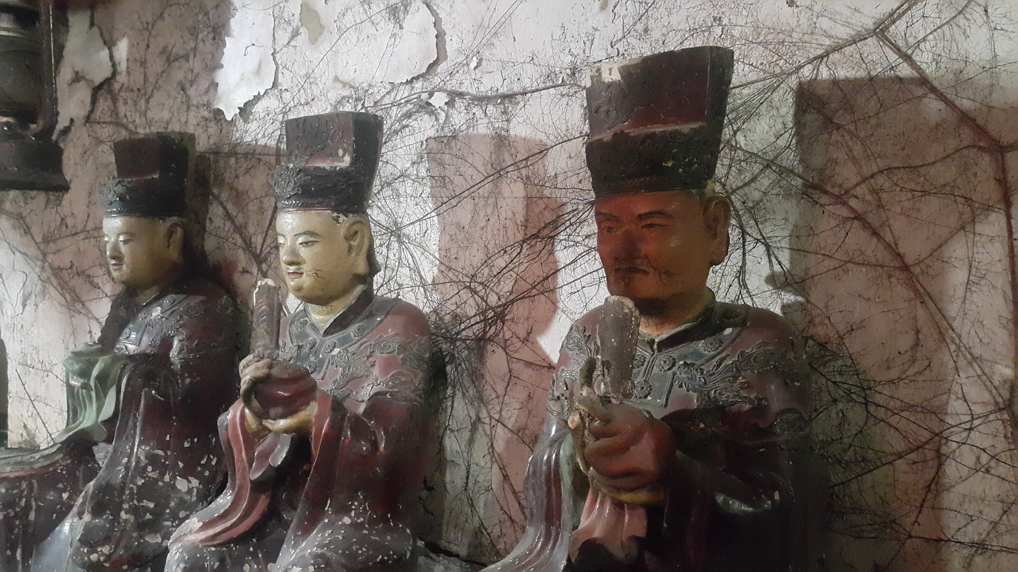 Tường và hệ thống tượng tại chùa Báo Ân, xã Đồng Quang, huyện Quốc Oai xuống cấp nghiêm trọng. (Ảnh: Đinh Thuận/Vietnam+)