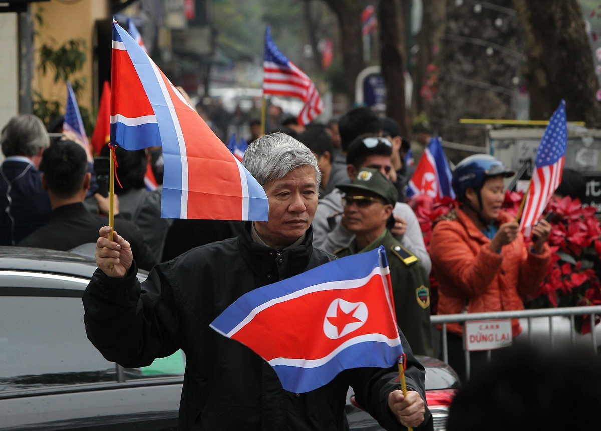 Des Hanoiens accueillent le président Kim Jong-un. Photo: VNA    