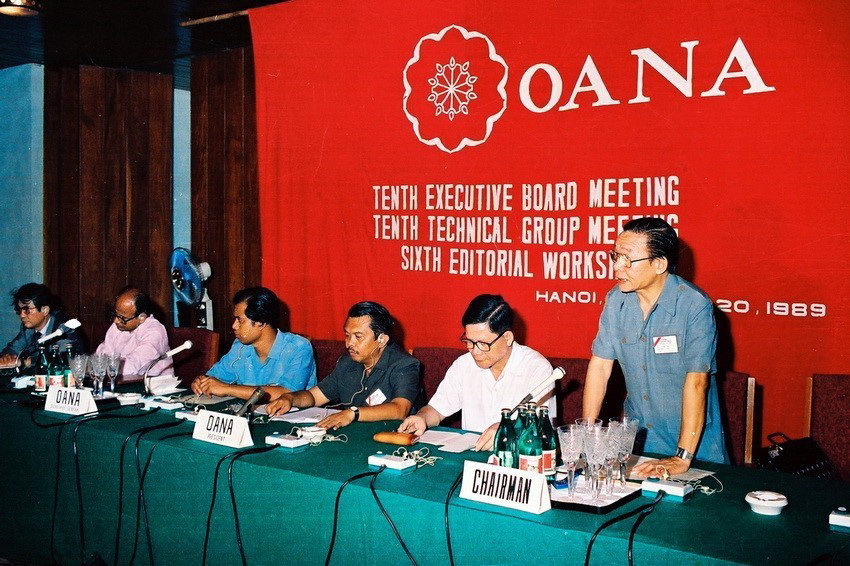 Le directeur général de la VNA, Dao Tung, prononce le discours d’ouverture de la 10ème réunion du Conseil exécutif de l’OANA, tenue par la VNA à Hanoi les 17 et 18 juin 1989. Photo: VNA