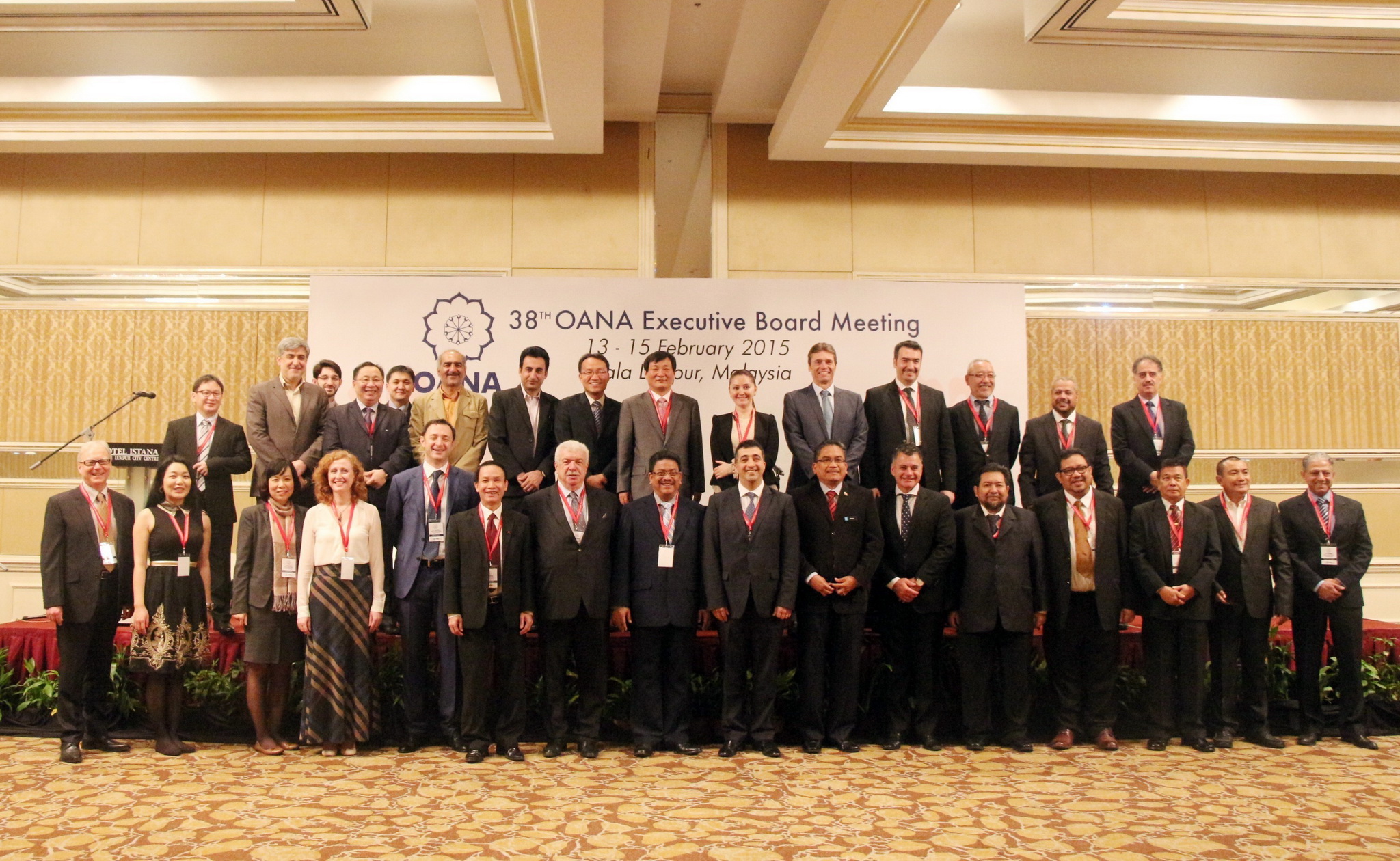Le directeur général de VNA, Nguyen Duc Loi, (6è à gauche, au premier rang), pose avec les participants à la 38e réunion du Comité exécutif de l’OANA. Photo: VNA      
