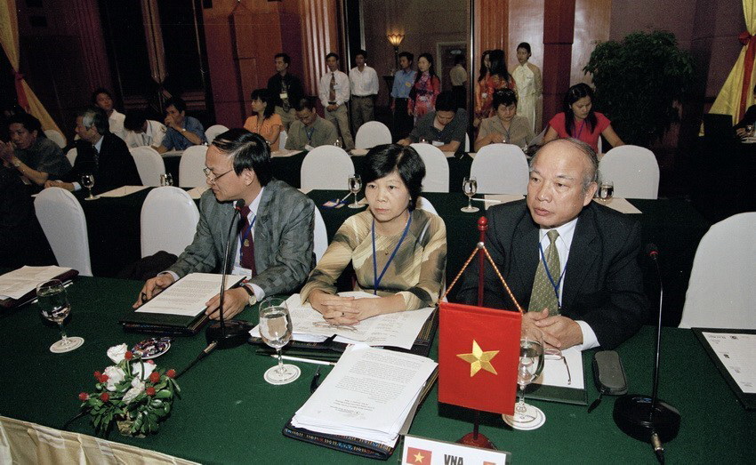 Le 3 octobre 2005 à Hanoi, la VNA a accueilli la 27e réunion du Comité exécutif de l’OANA et la 21e du réunion du group de rédacteurs et techniciens de l’OANA sur le thème «Améliorer le dynamisme et la créativité de l’OANA à l’heure de la mondialisation ». En photo: la délégation de la VNA lors de cette réunion. Source : VNA