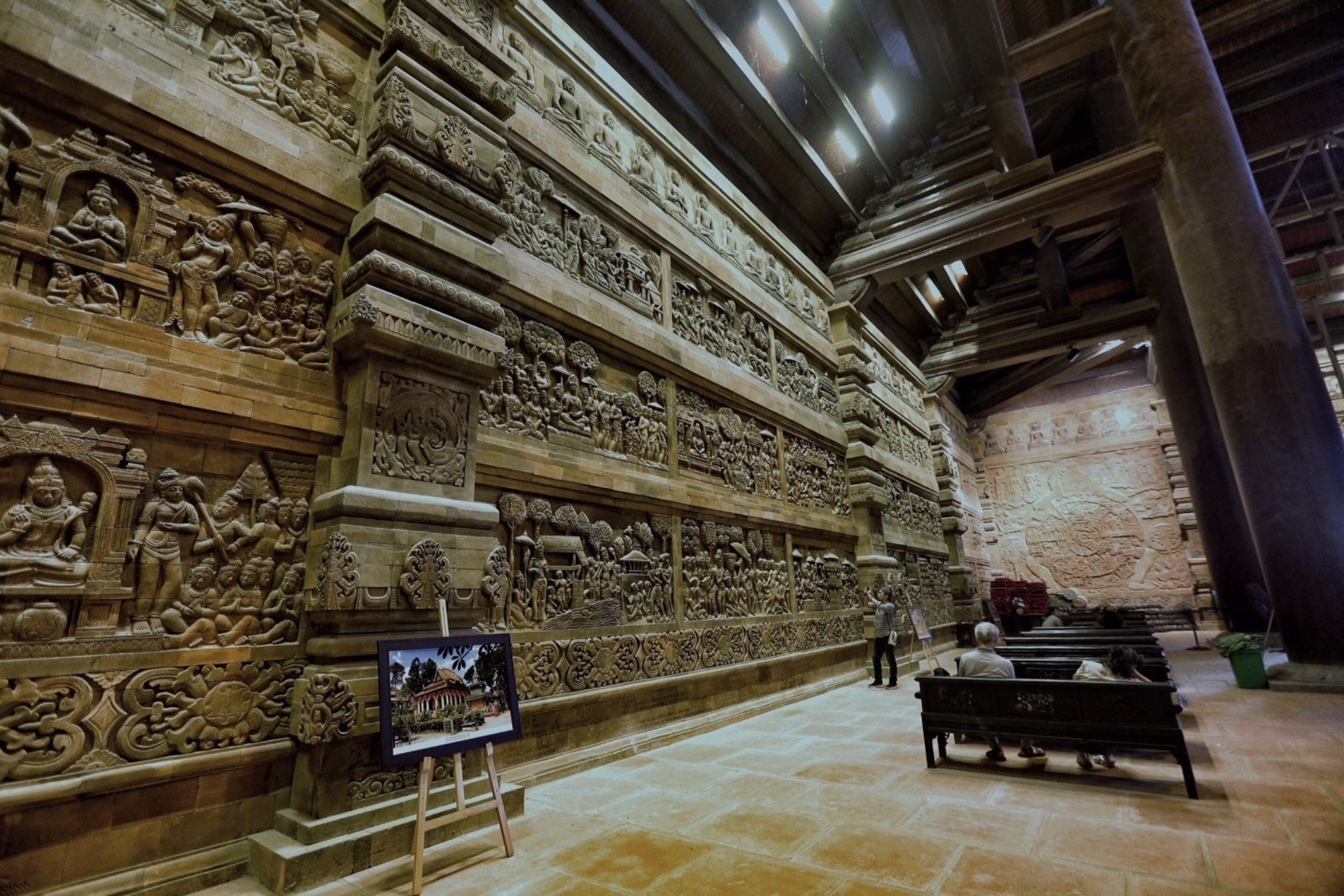 Chùa Tam Chúc có 12.000 bức tranh đá miêu tả các sự tích của Đức Phật. (Ảnh: TTXVN)