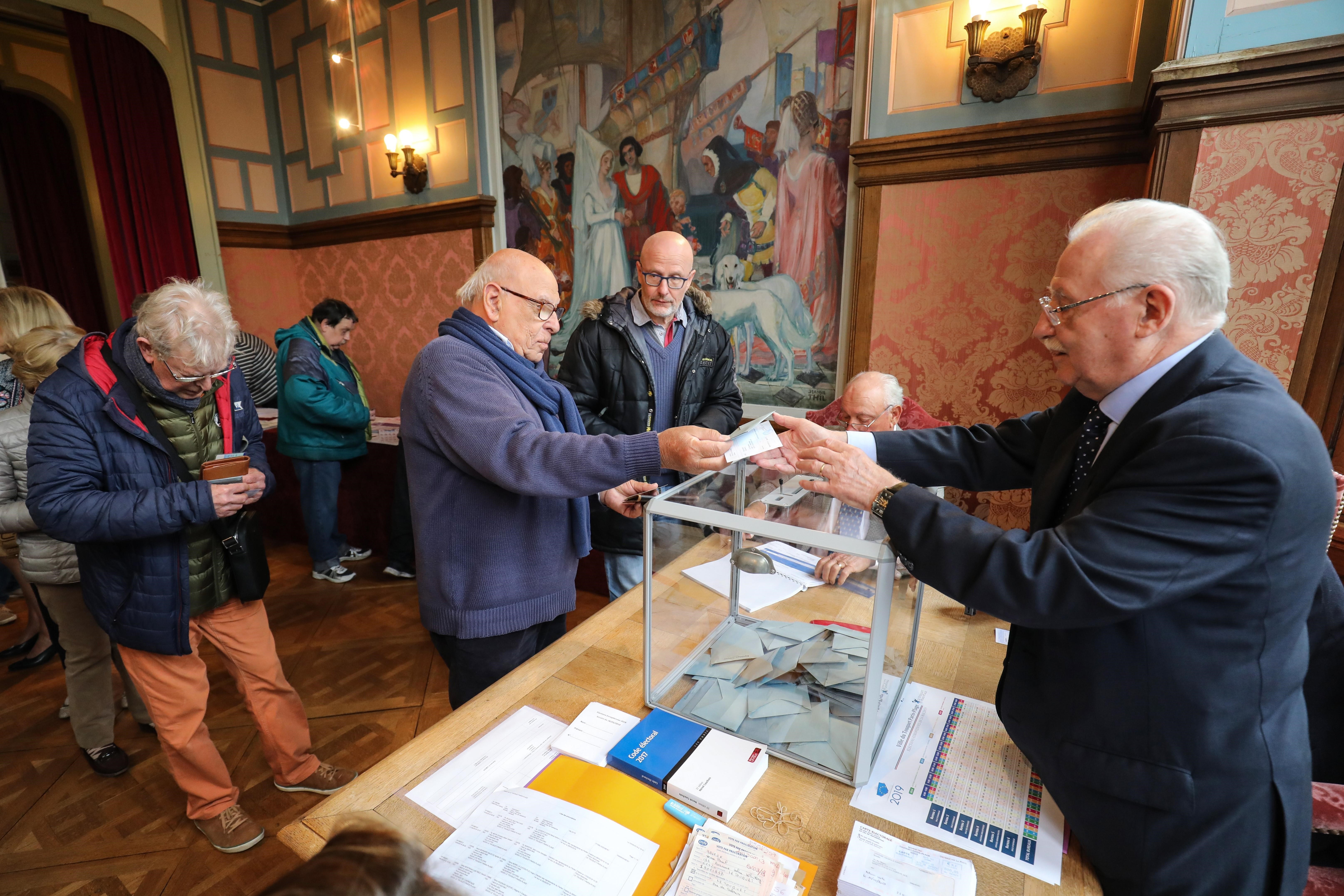 Cử tri bỏ phiếu bầu cử Nghị viện châu Âu (EP) tại Le Touquet, Pháp ngày 26/5/2019. (Nguồn: AFP/TTXVN)