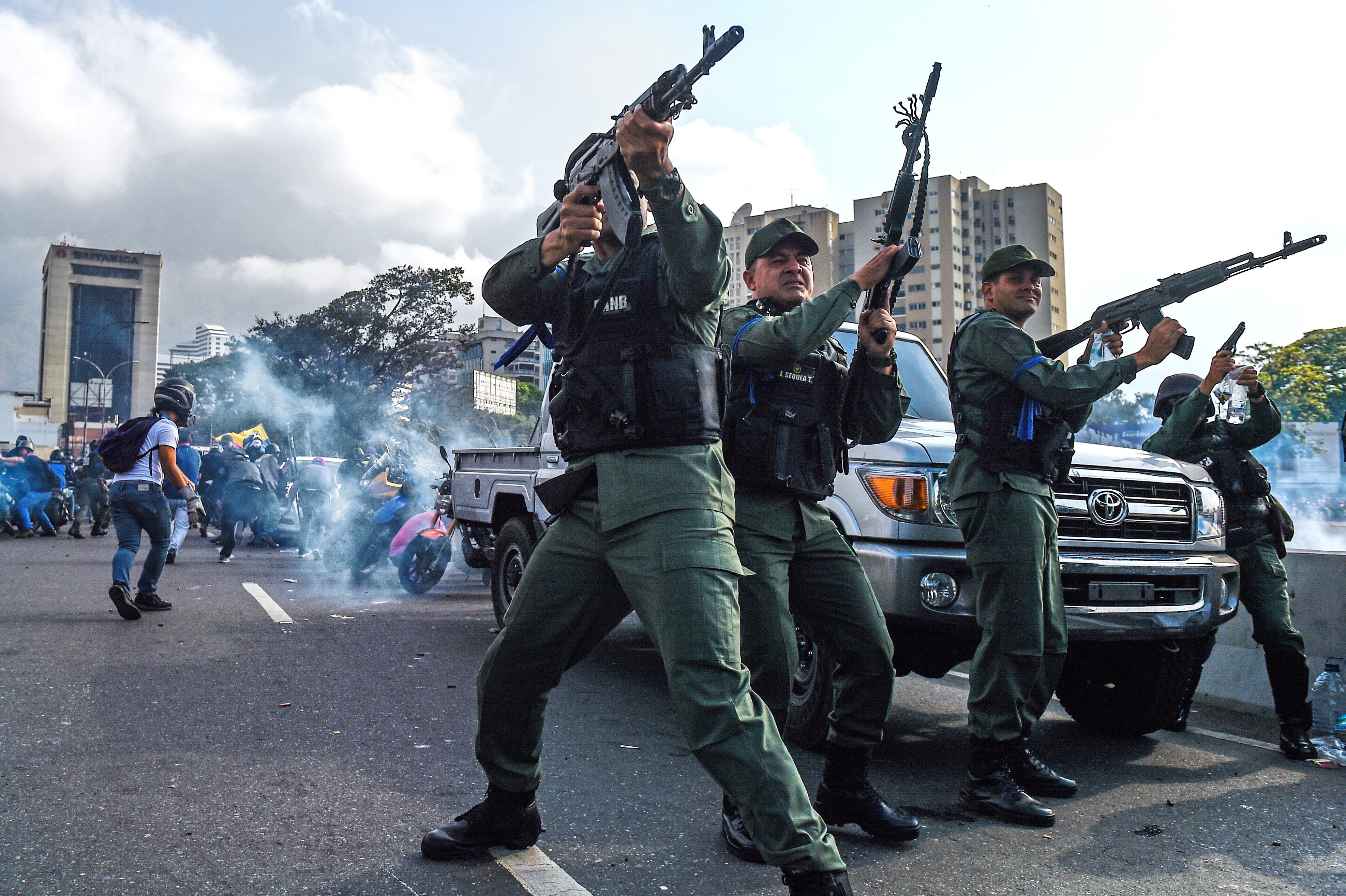Các tay súng ủng hộ thủ lĩnh đối lập Venezuela Juan Guaido bắn chỉ thiên trong cuộc xung đột với lực lượng trung thành với Tổng thống Nicolas Maduro gần căn cứ quân sự La Carlota ở Caracas ngày 30/4/2019. (Nguồn: AFP/TTXVN)