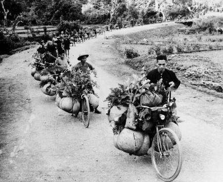 Dân công và xe đạp thồ ngày đêm vận chuyển lương thực, vũ khí, đạn dược lên mặt trận Điện Biên Phủ. (Ảnh: Tư liệu TTXVN)