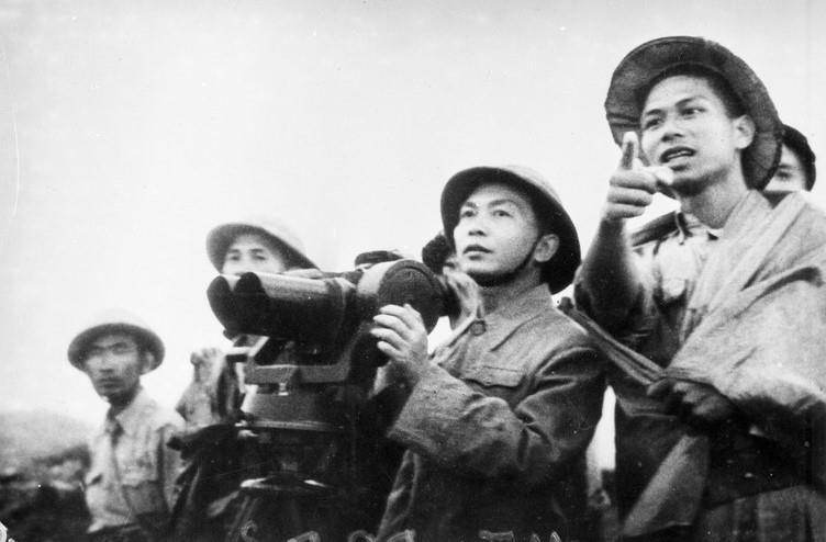 Đại tướng Võ Nguyên Giáp trực tiếp ra thực địa quan sát, chỉ đạo chiến dịch. (Nguồn: Tư liệu TTXVN)